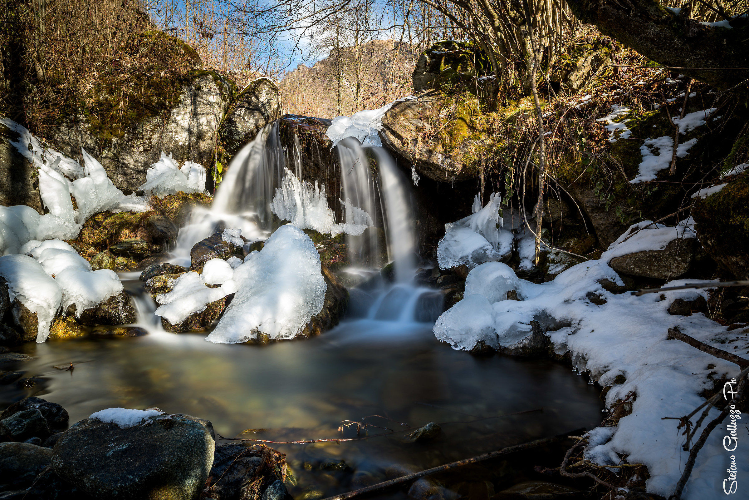 Ice climbing in long exposure