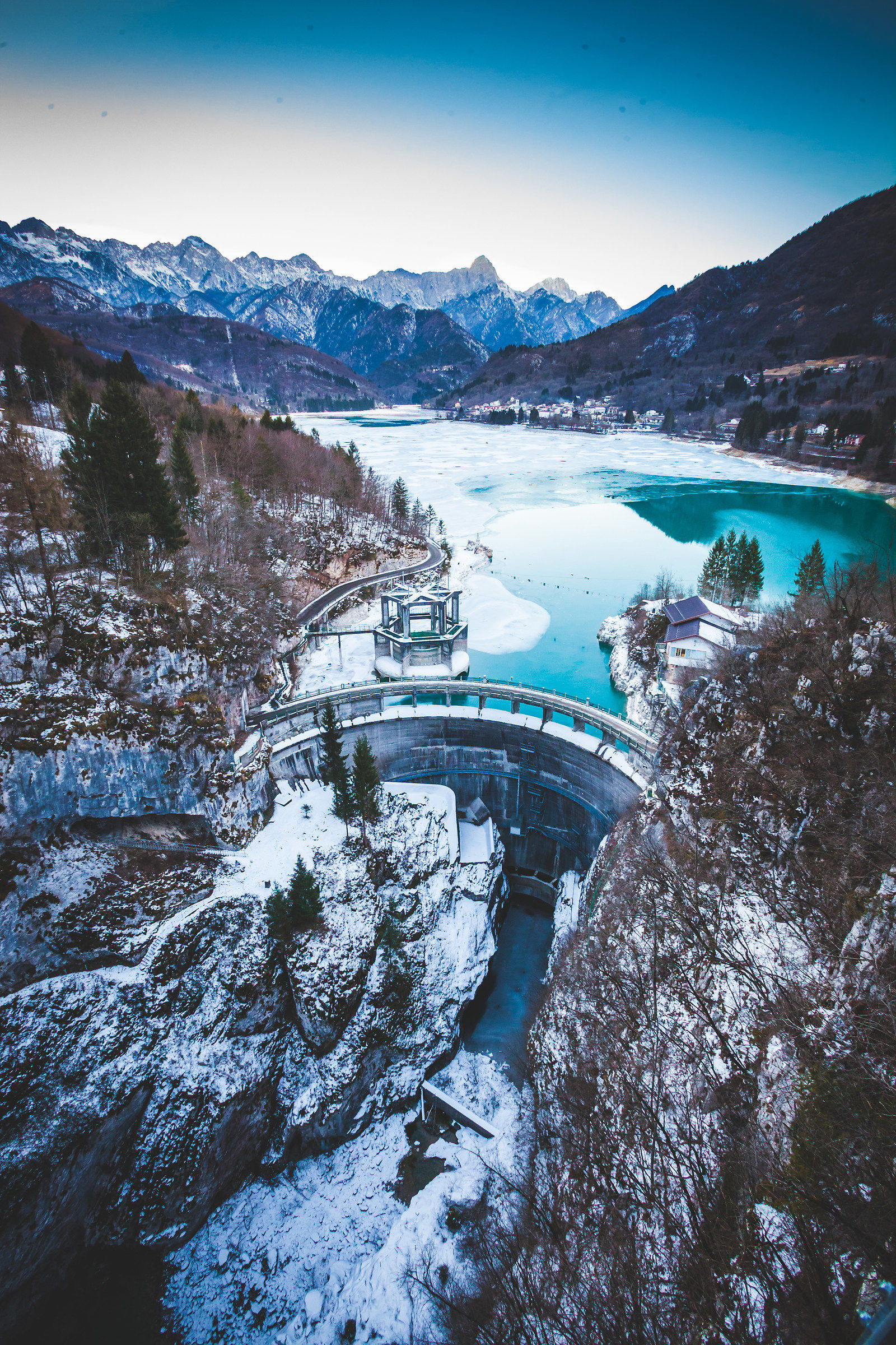 Diga sul lago di Barcis d'inverno