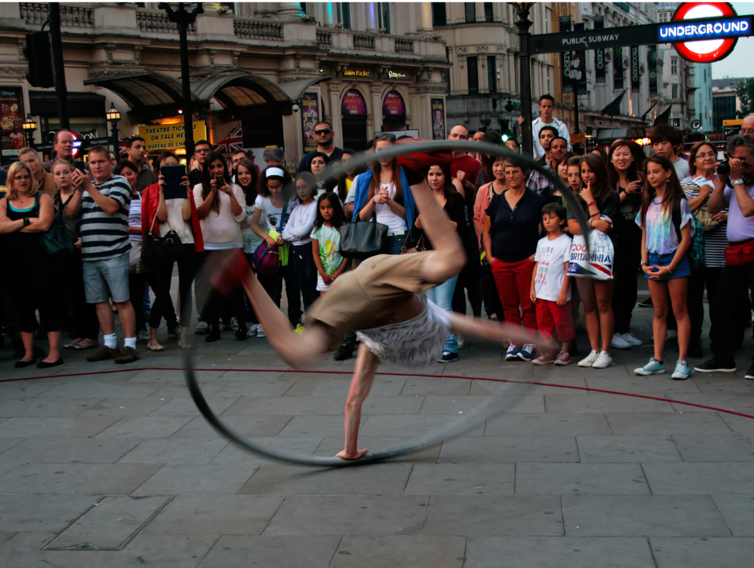 street artist in Piccadilly Circus