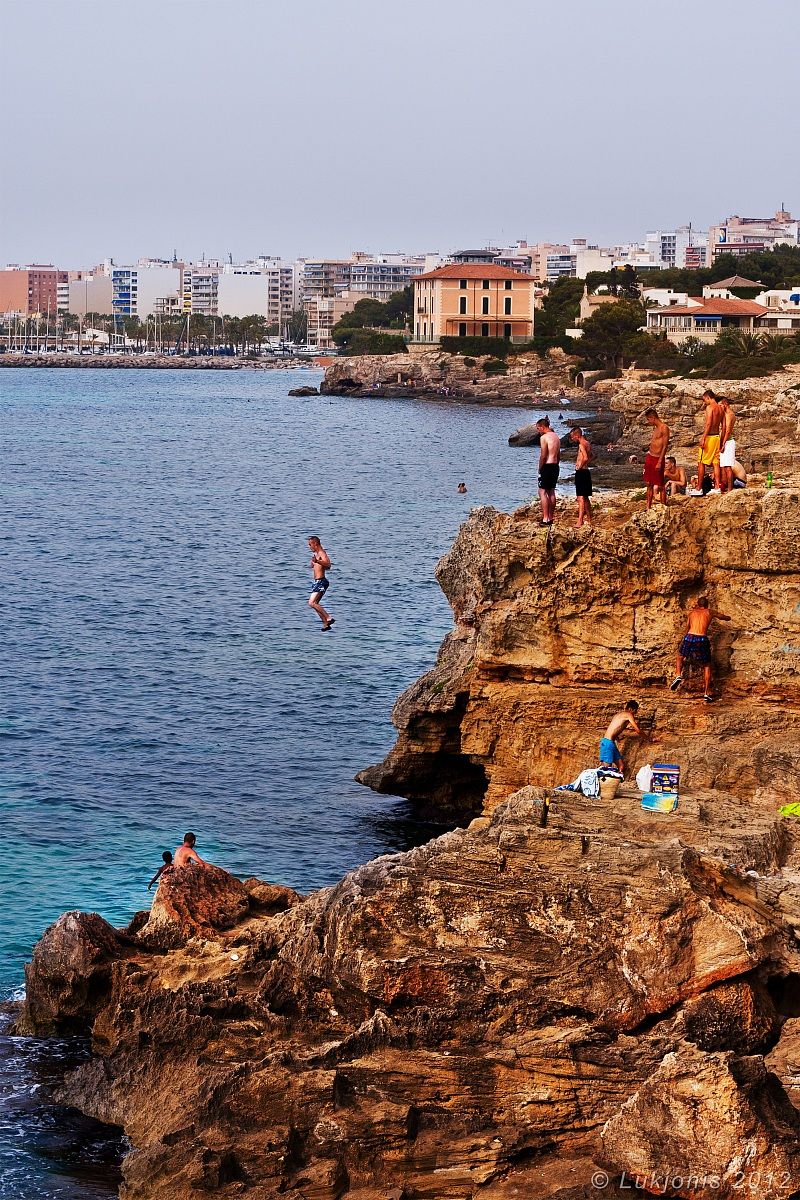 Saltando da scogliere