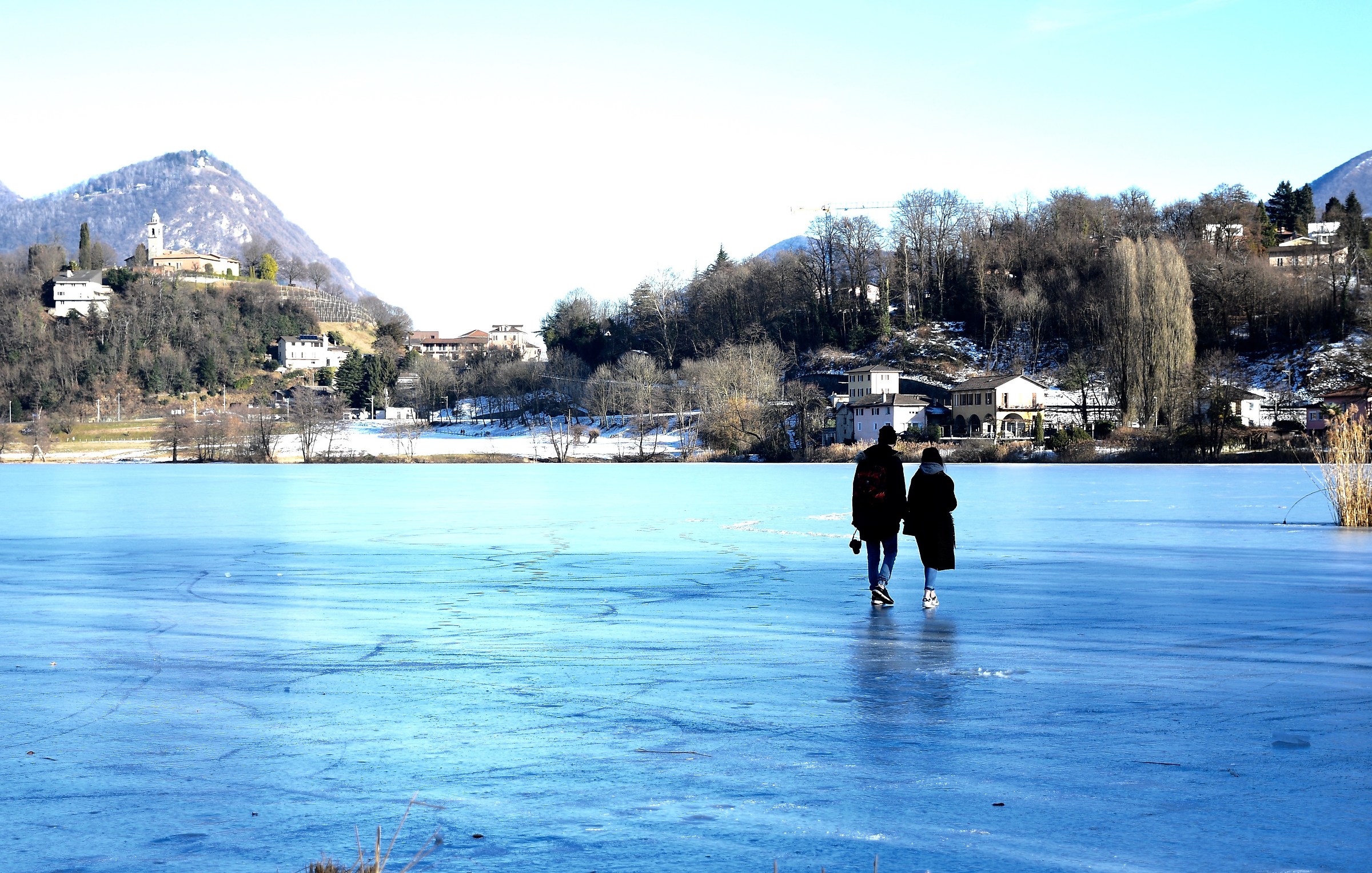 Sul ghiaccio in equilibrio. Mano nella mano