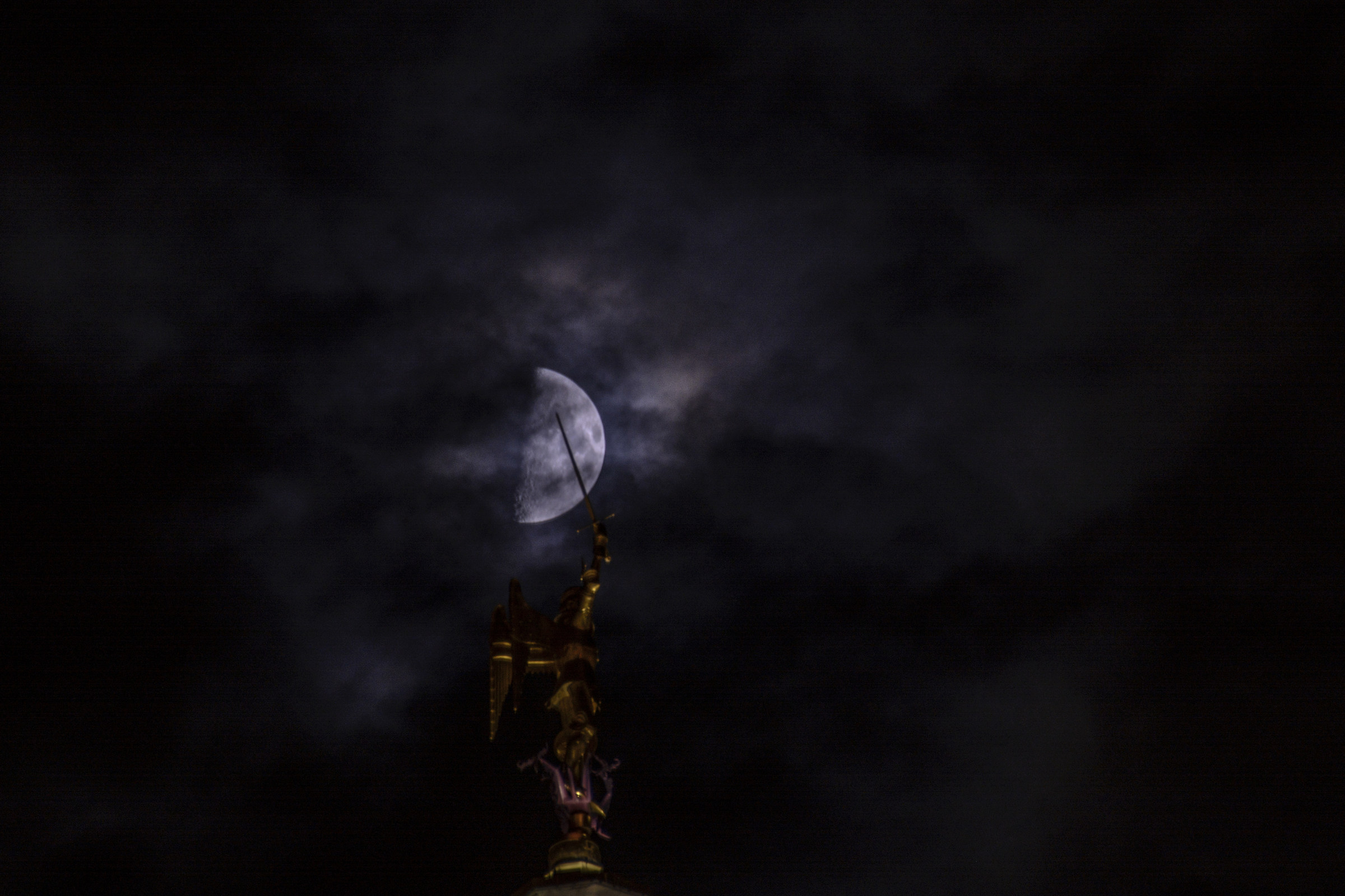 The moon, the darkness and the art ...