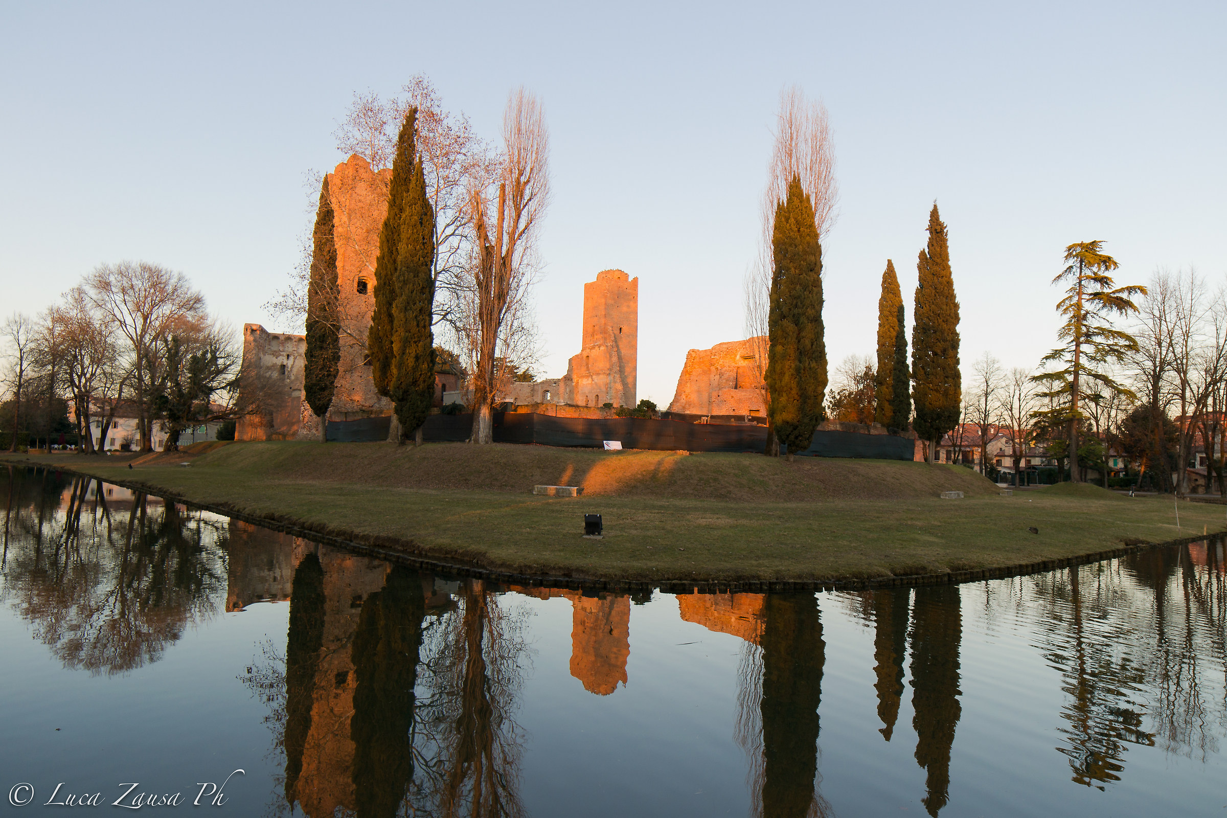 La Rocca si infuoca al tramonto