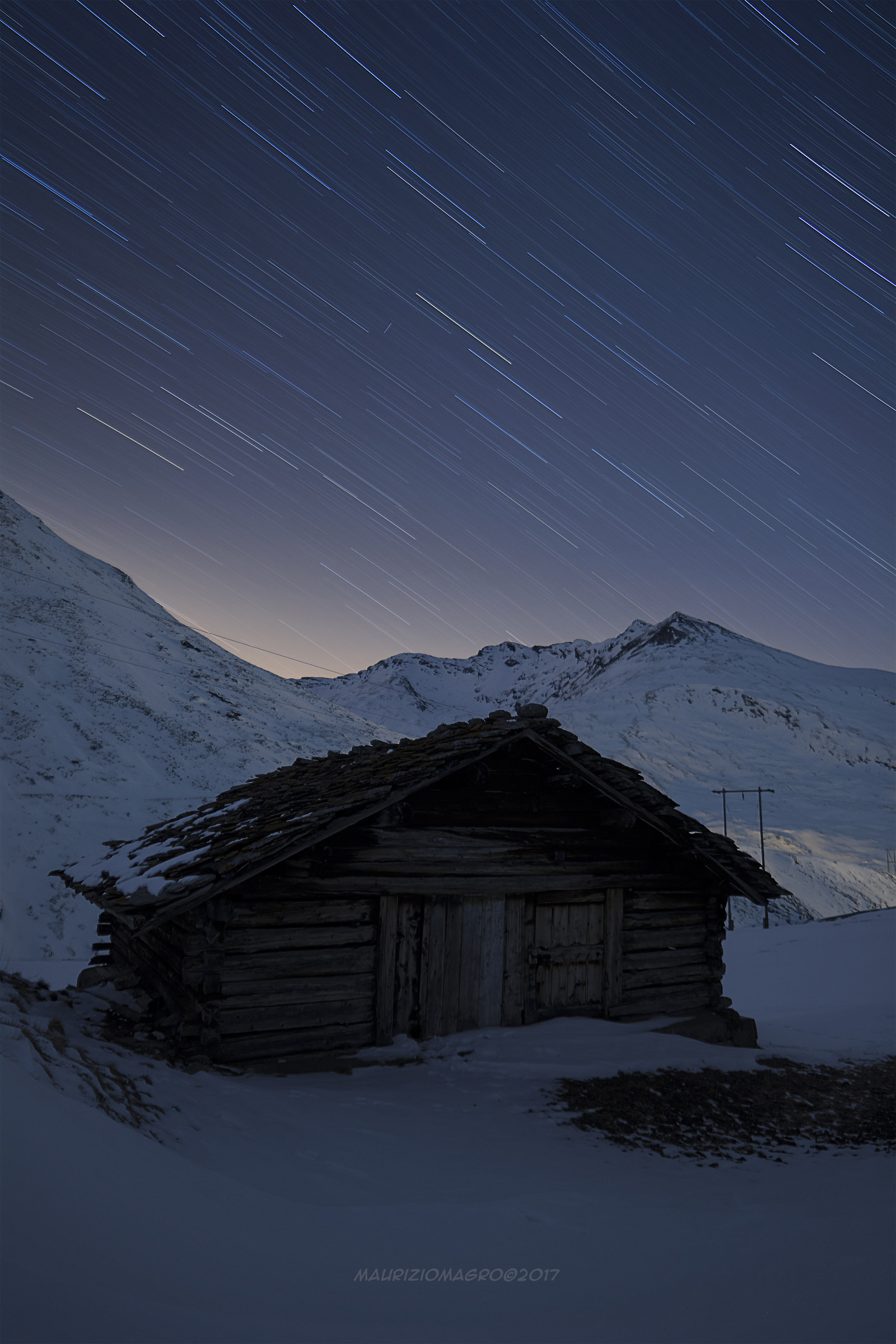 Fienile , neve (poca purtroppo) e scie di stelle