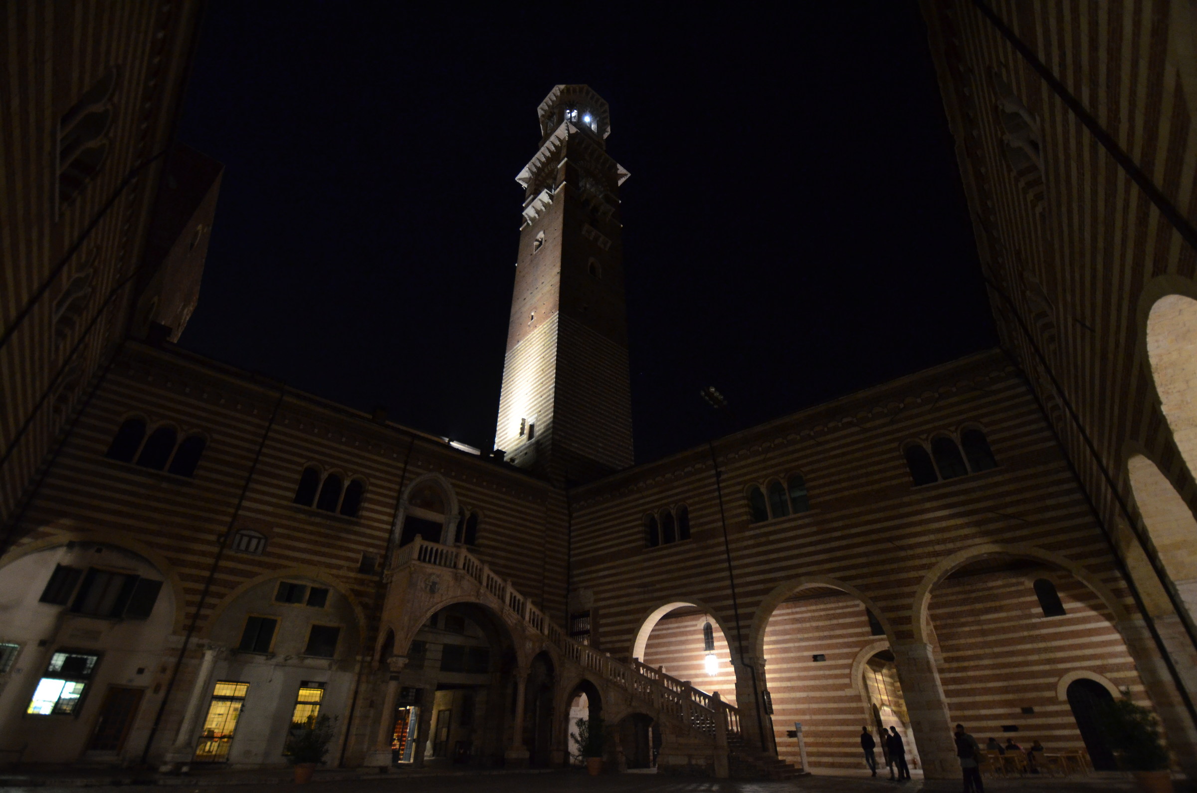 Una piazza quadrata che diventa pentagonale