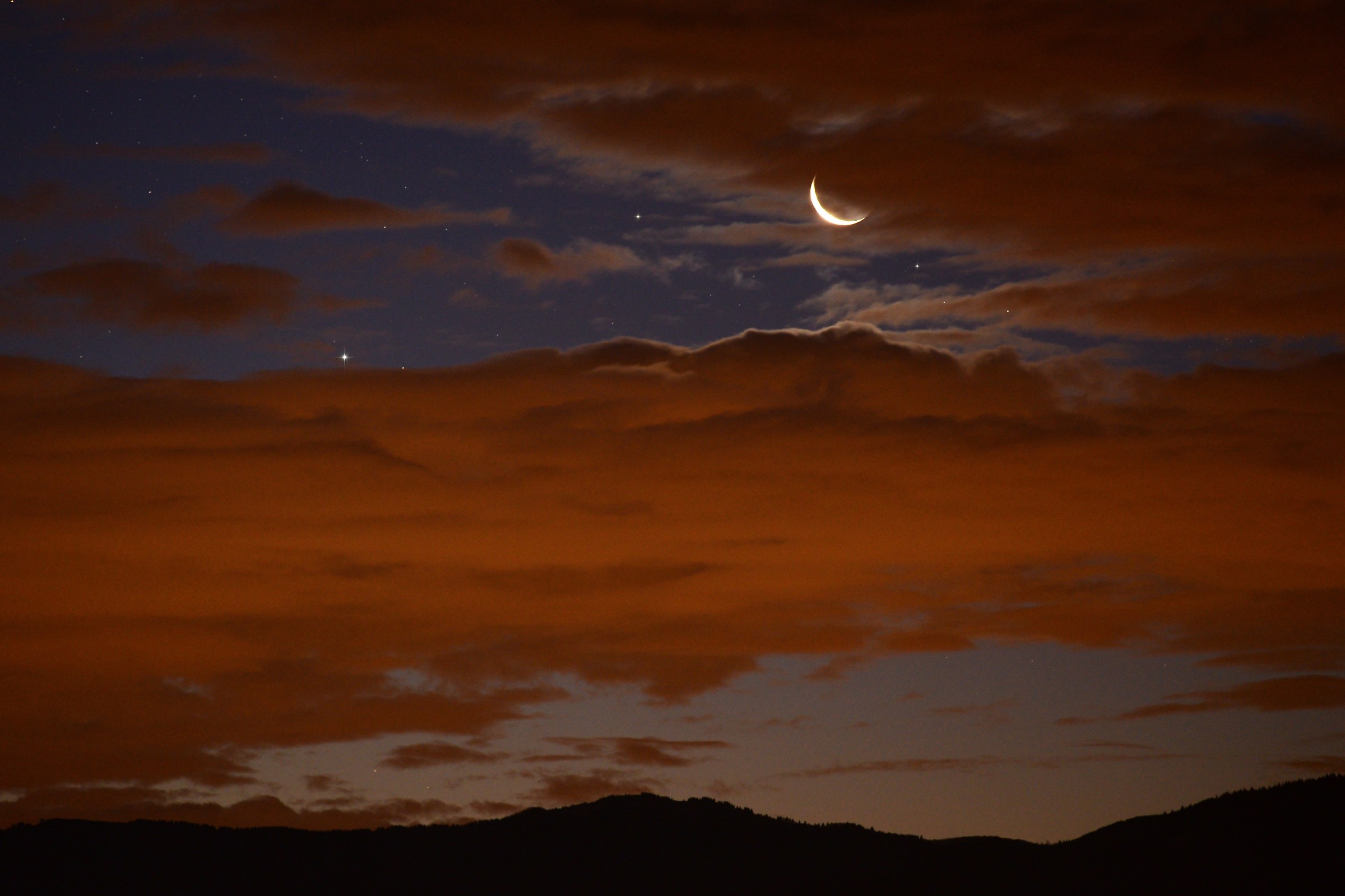 Moon and stars before dawn ...