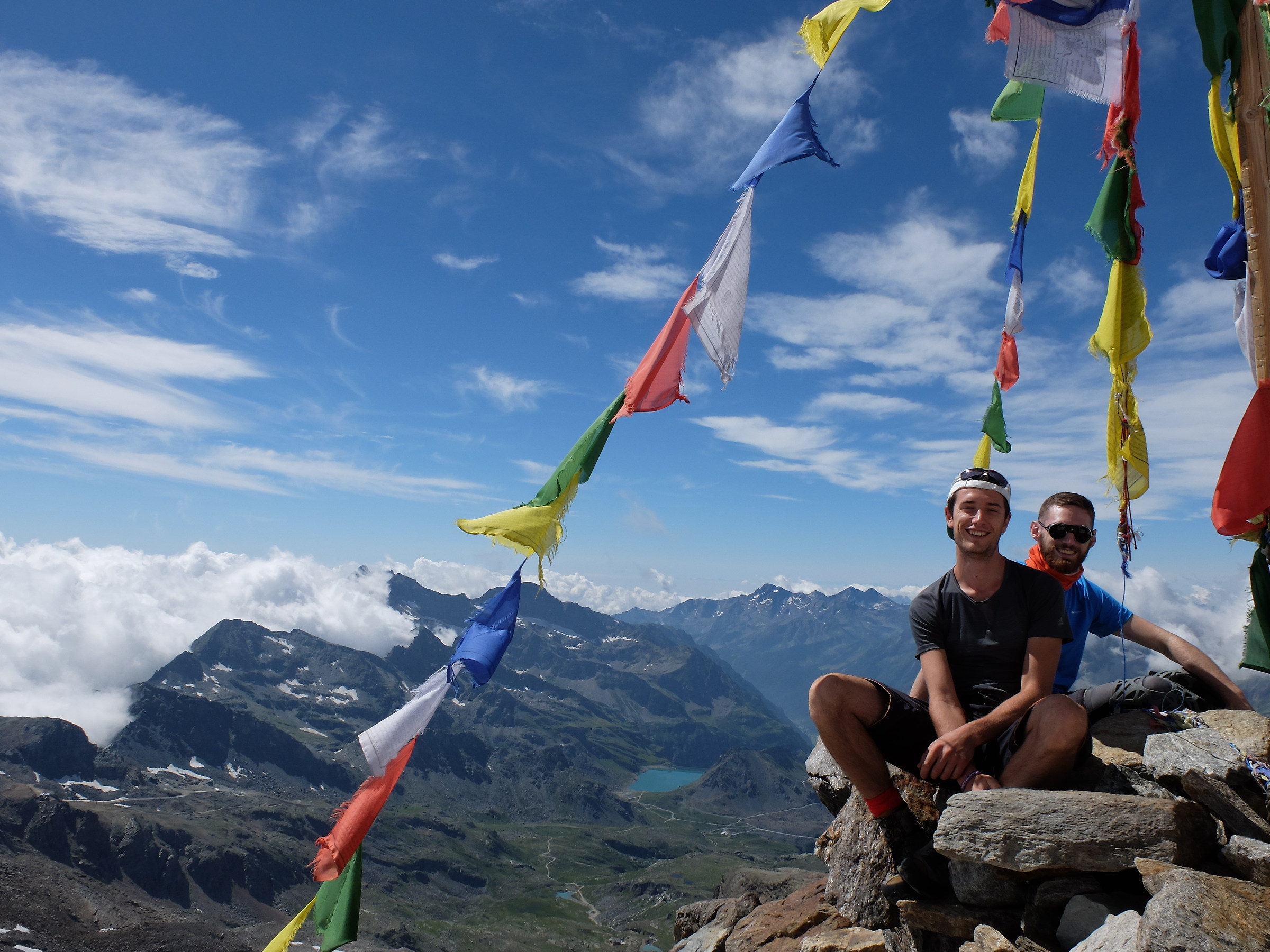 Bandiere Tibetane al rifugio Mantova