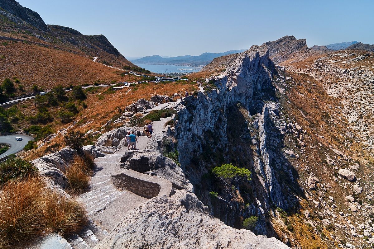 Salendo attraverso le scogliere