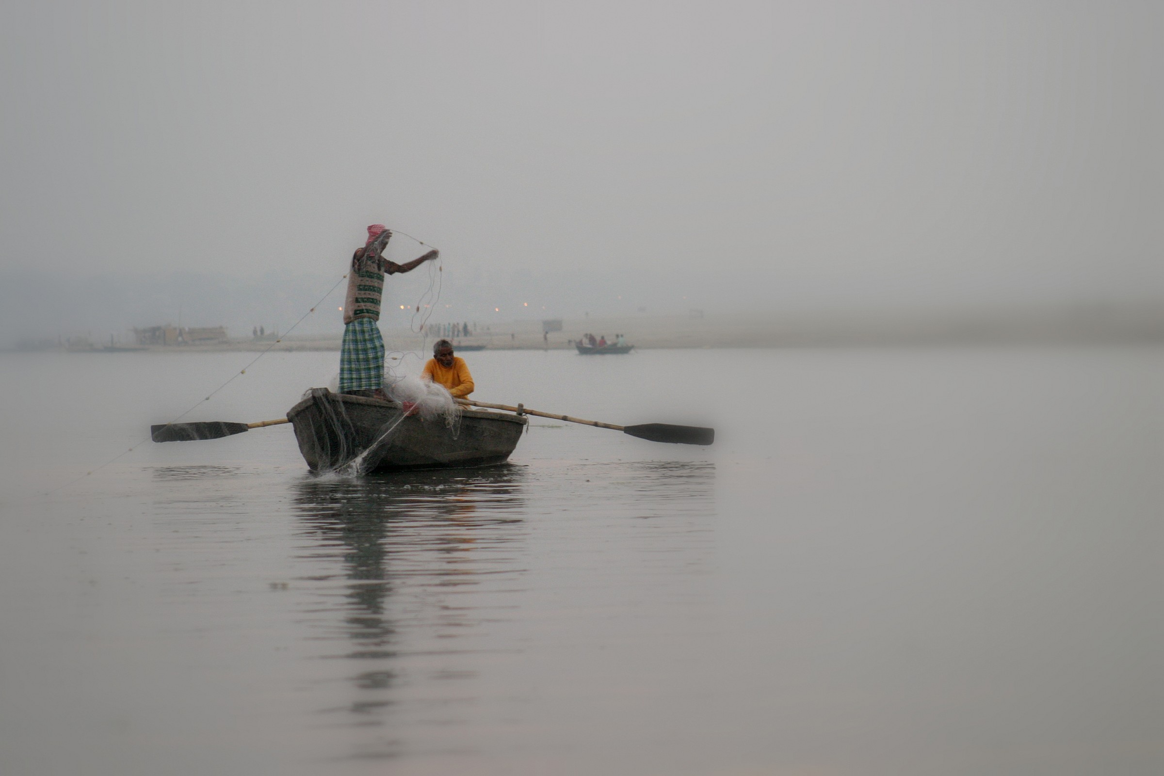 Pesca all'alba sul Gange