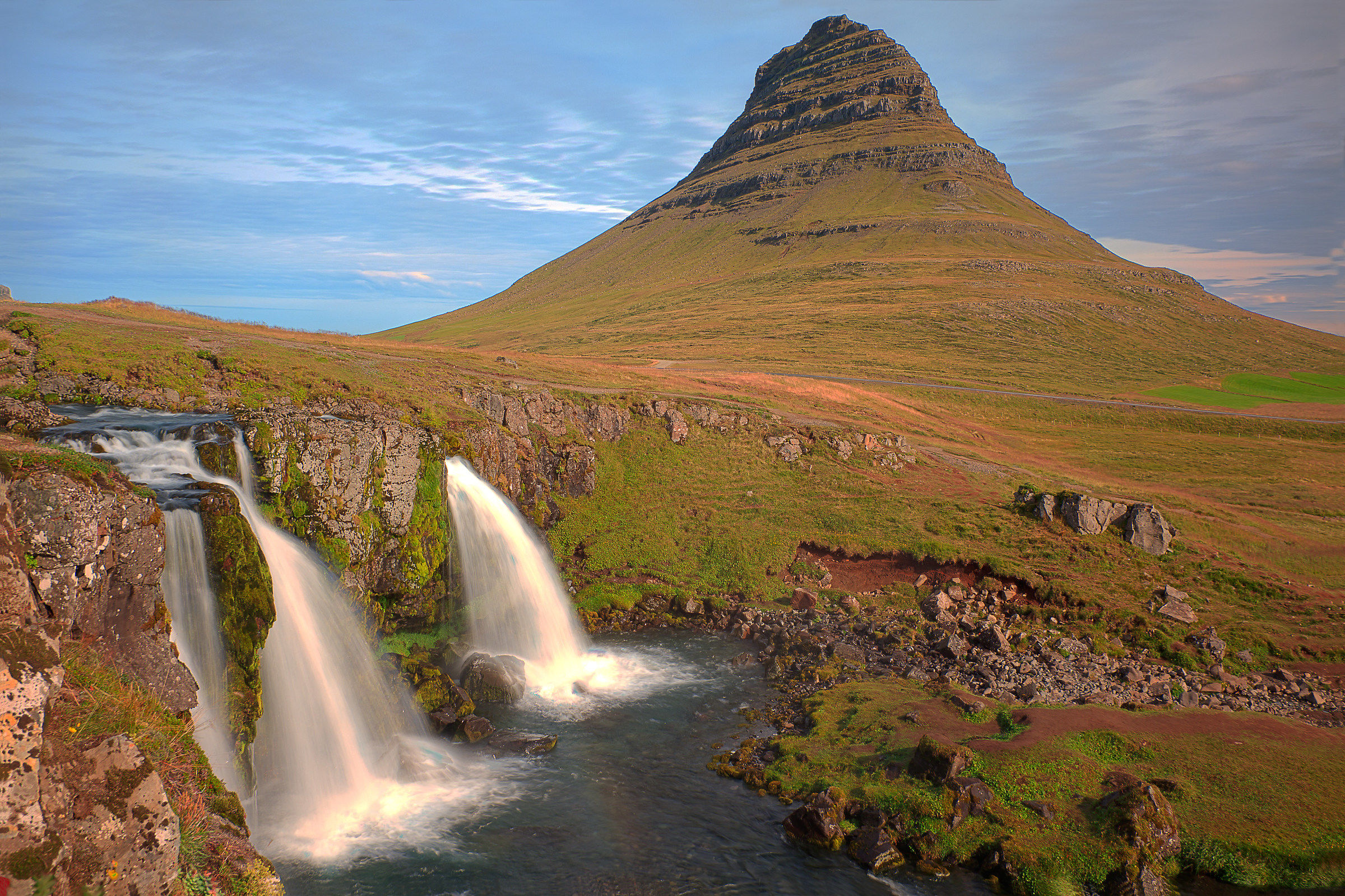 Kirkjufell e le omonime cascate.