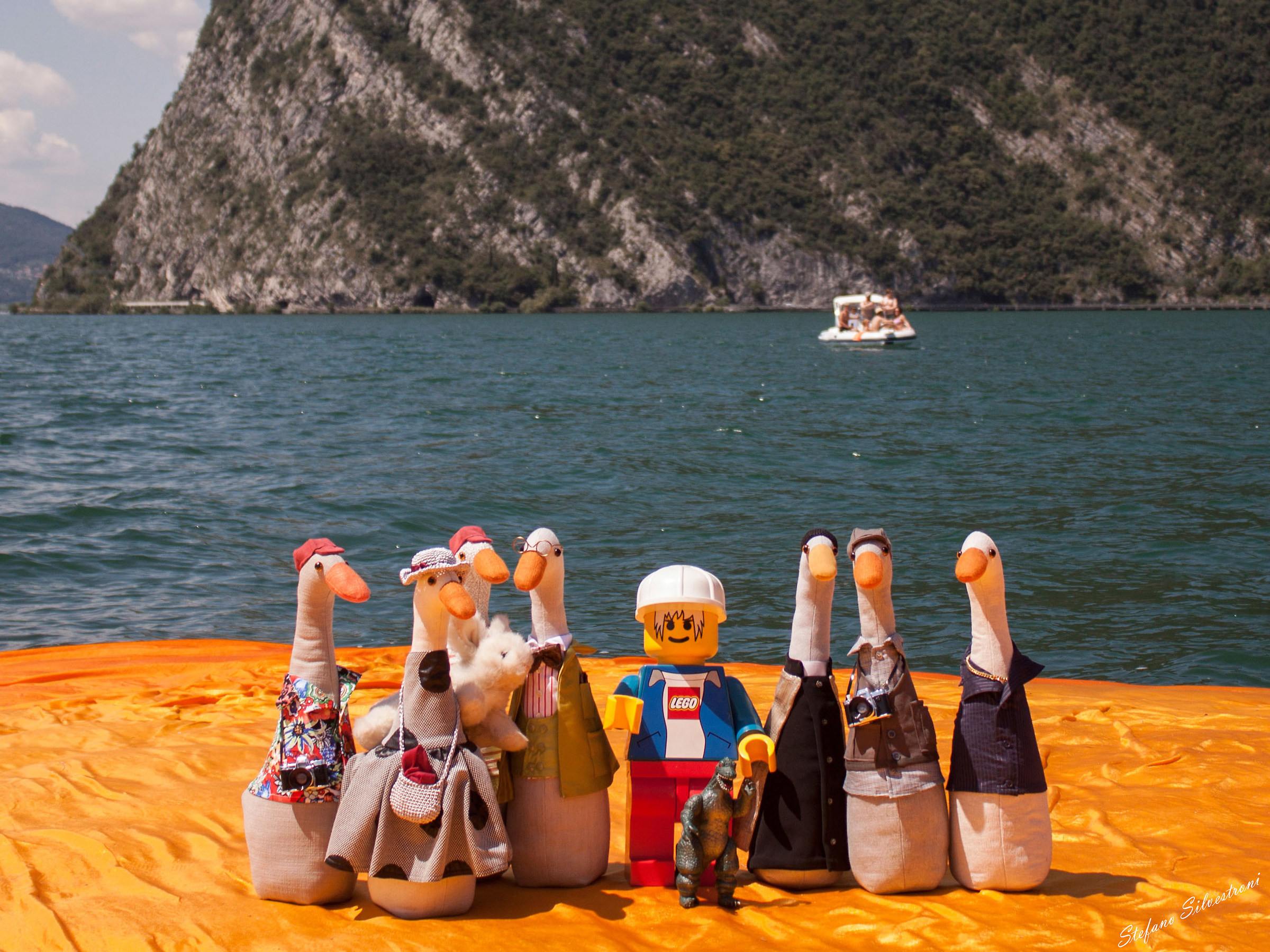 Papere e Paperi incontrano amici su The Floating Piers