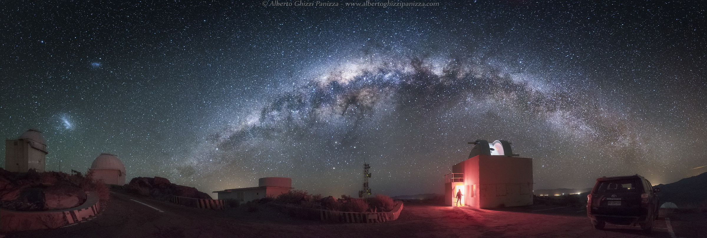 Panoramica notturna dell'osservatorio ESO di La Silla