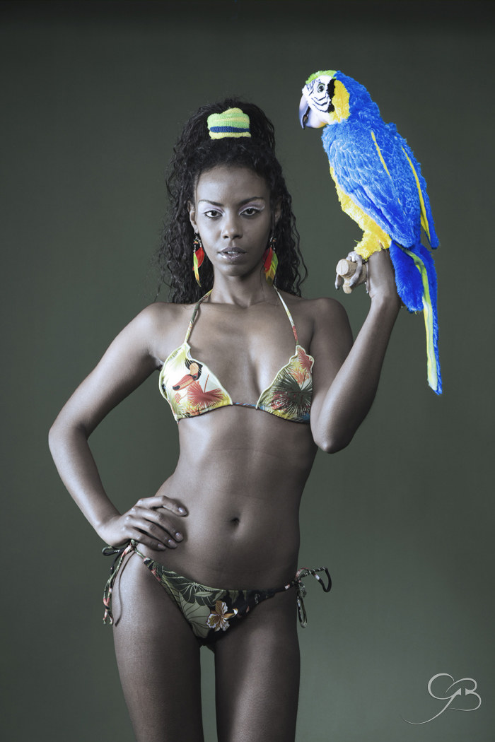 Living trestle for artificial parrot