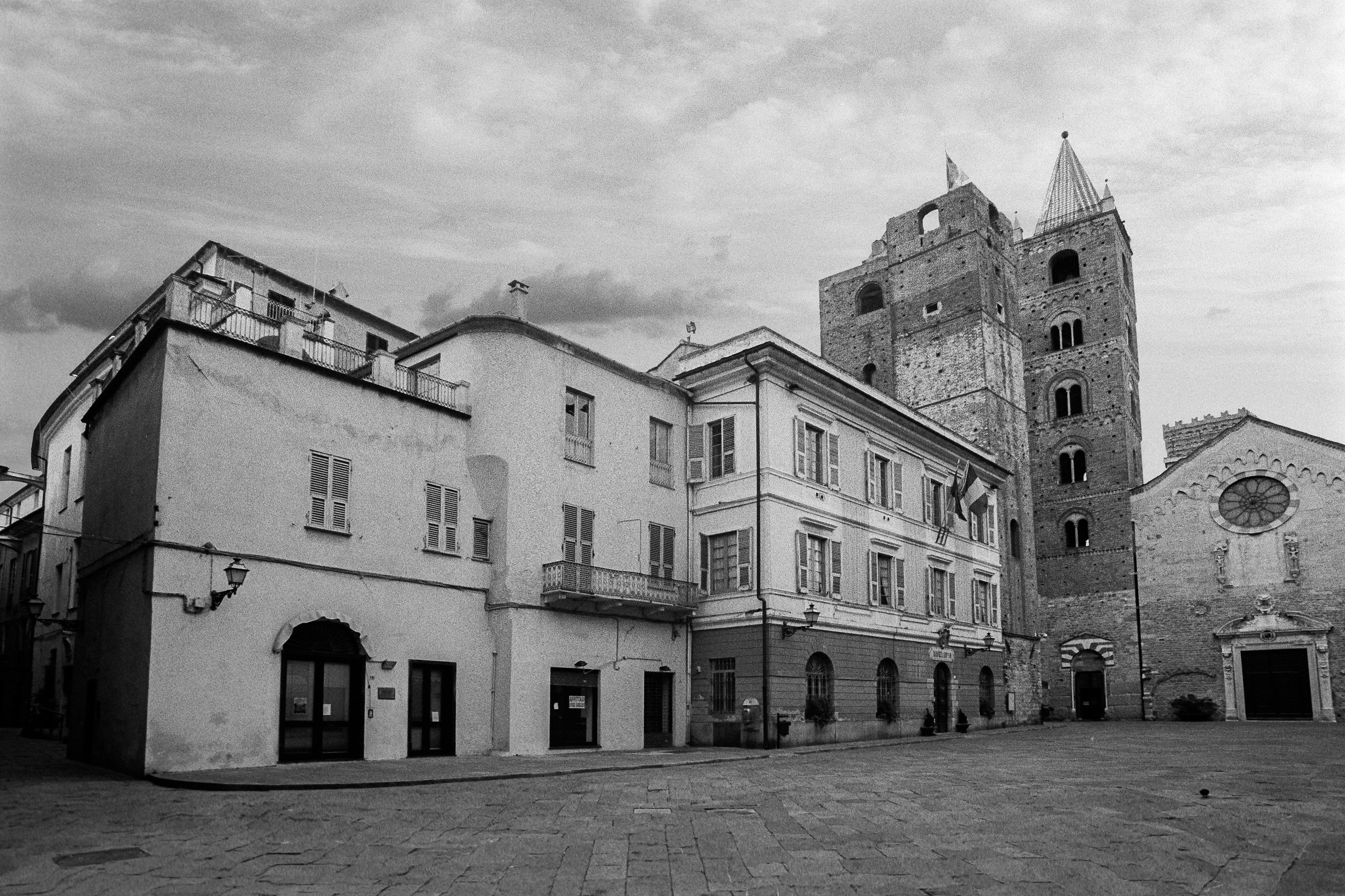 Albenga - Piazza del Comune e Chiesa S.Michele