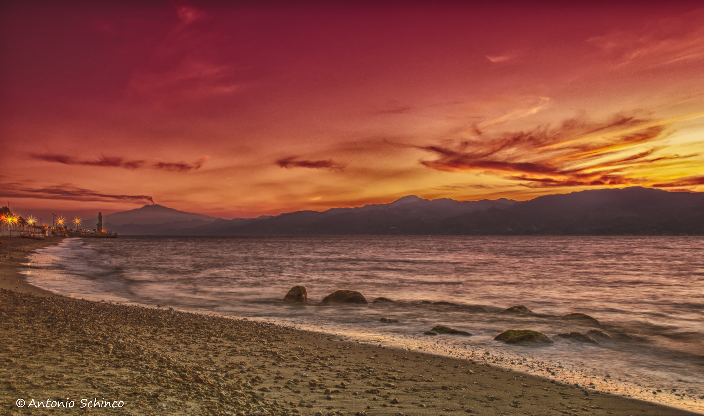 Un Etna Fumante Sotto Un Cielo "Di Fuoco"