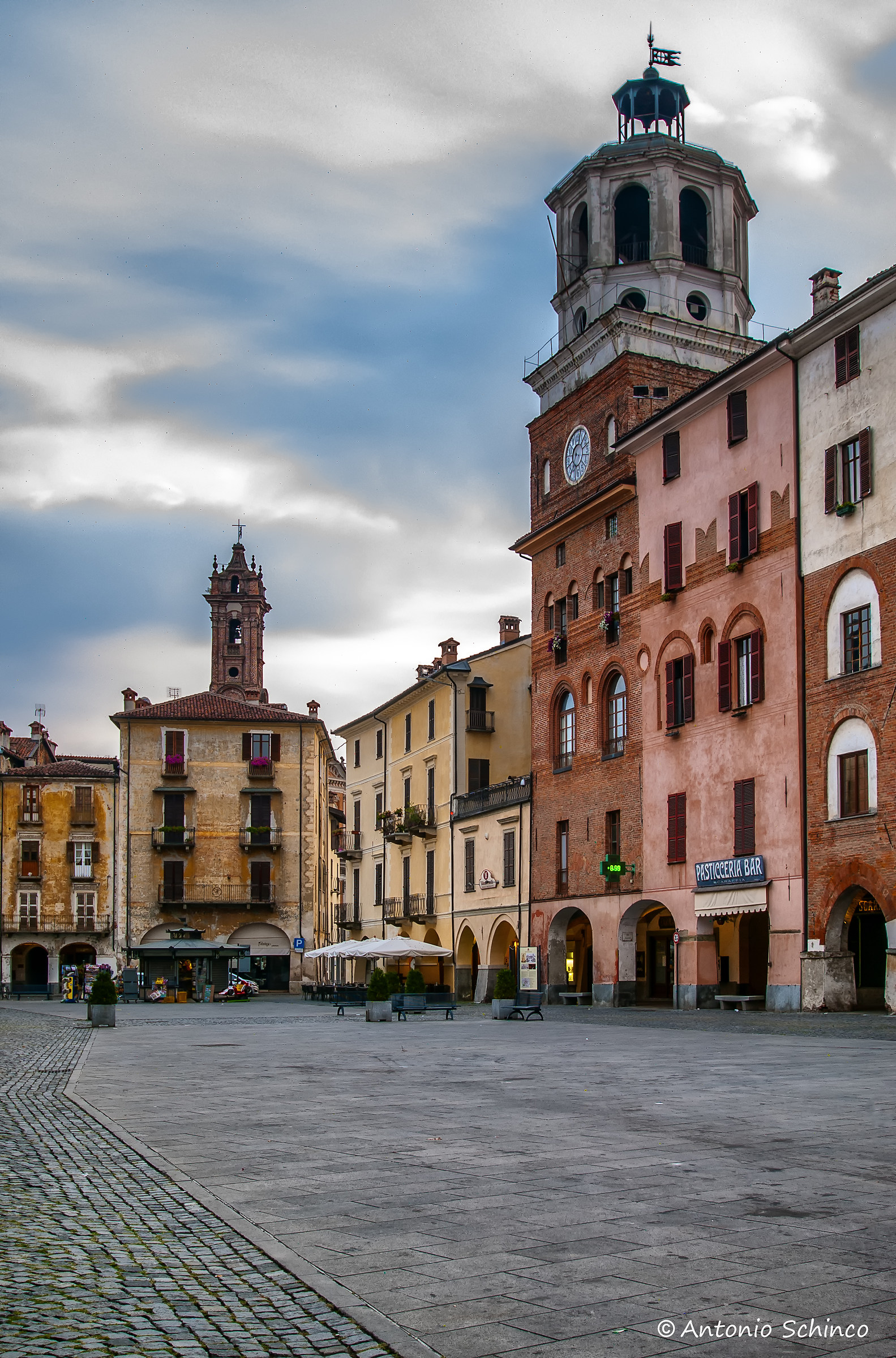 savigliano(cn)e la sua torre civica di piazza santarosa