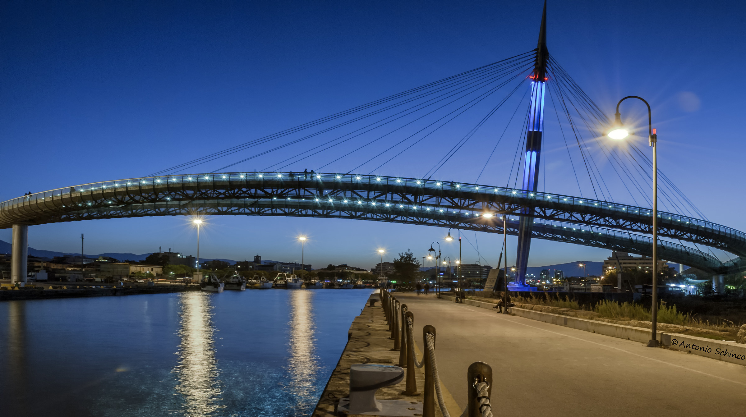 Il "PONTE DEL MARE" In Ora Blu - Pescara