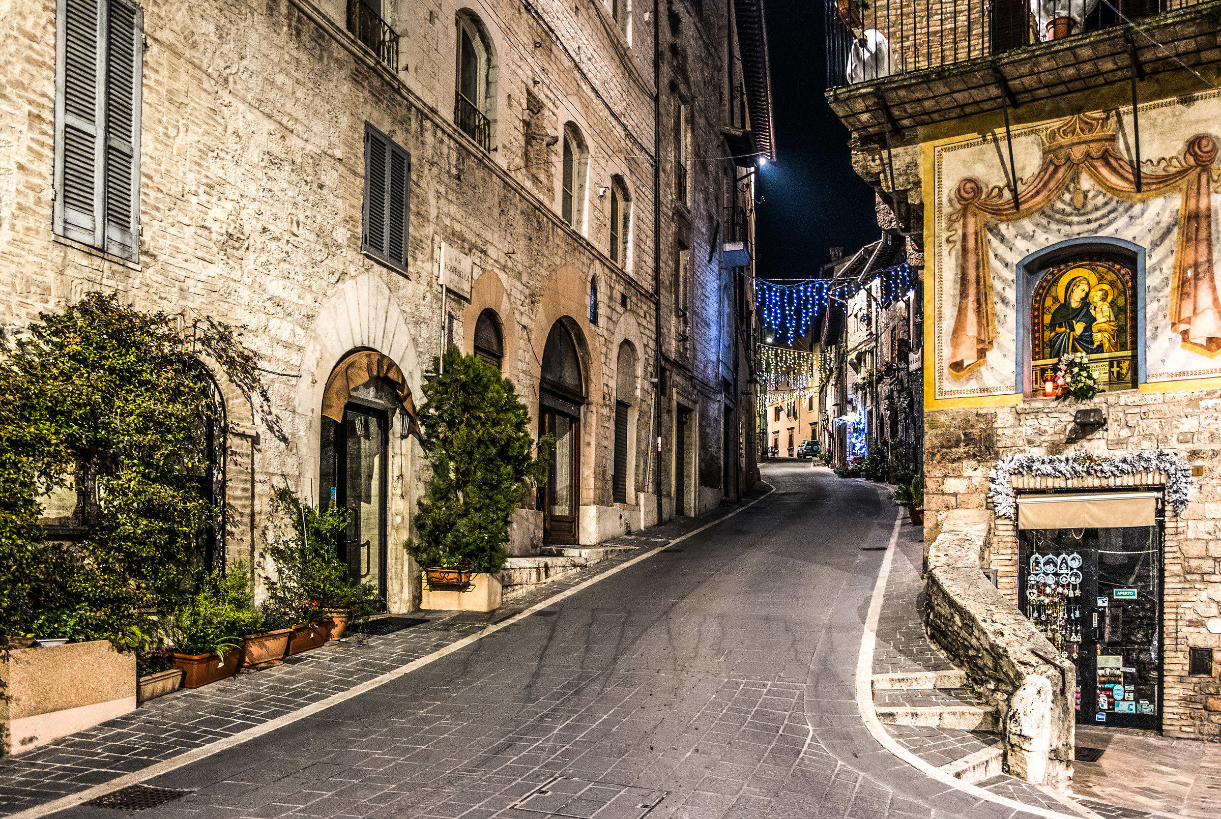 Luci e colori nella notte di Assisi