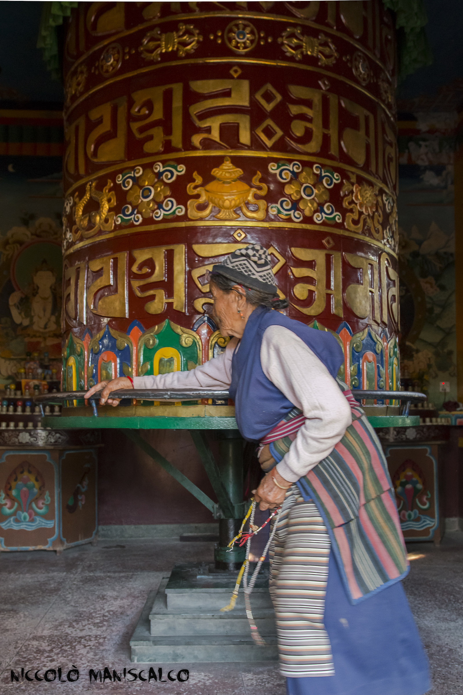 Anziana Tibetana In Preghiera (Nepal)