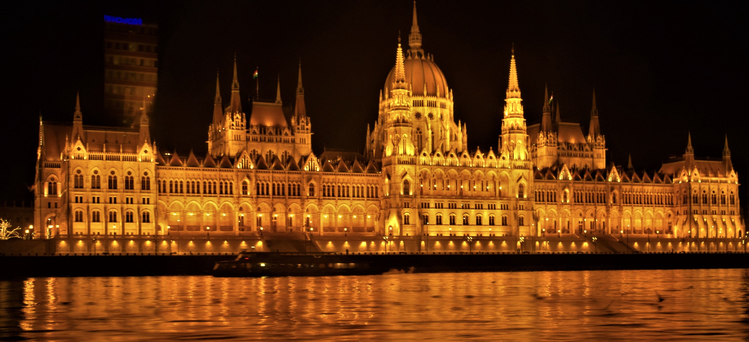 Il Parlamento di notte a Budapest