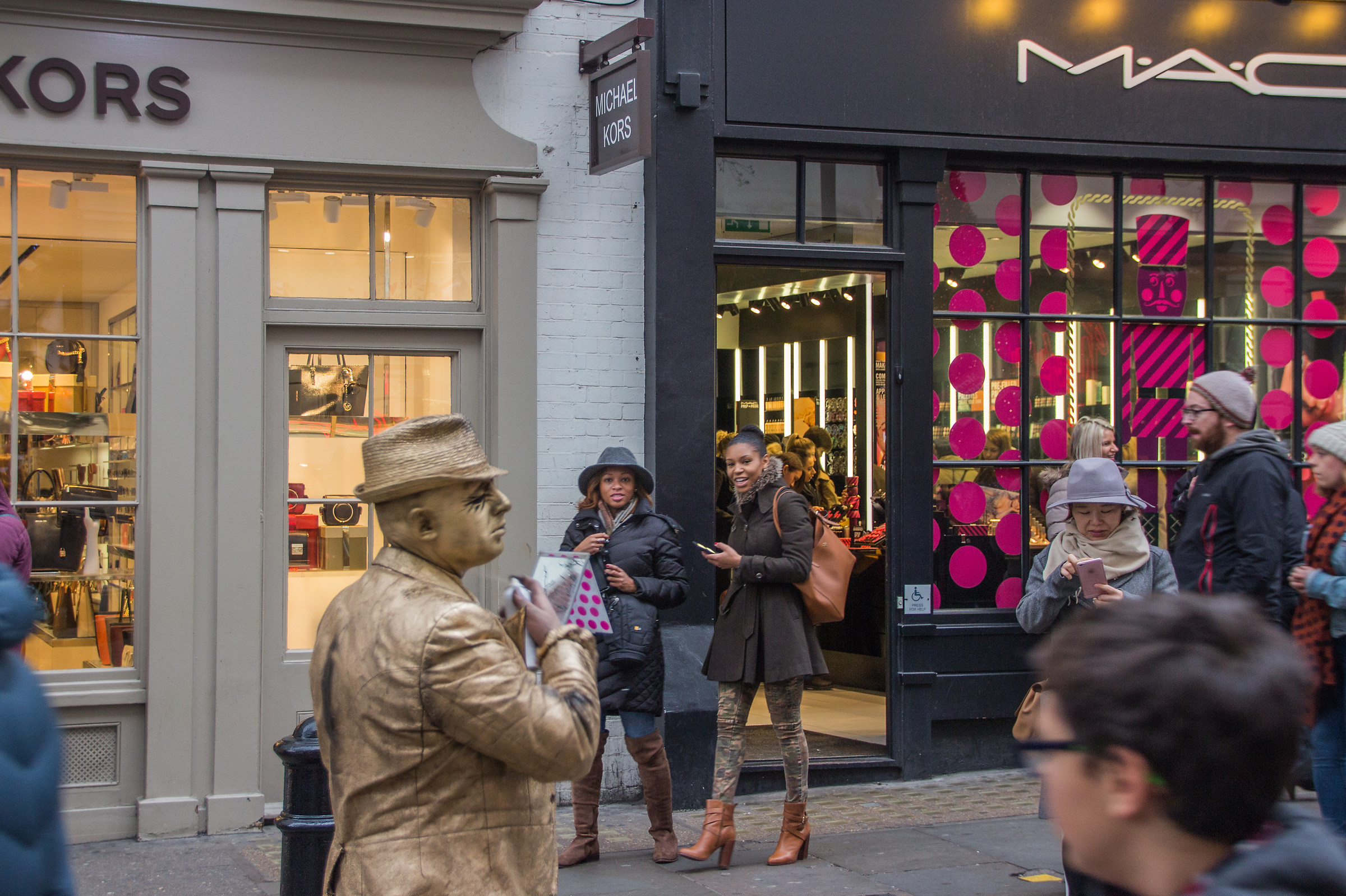un leggero trucco e via al lavoro