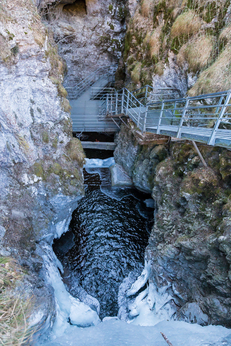 Access to the lake Emerald