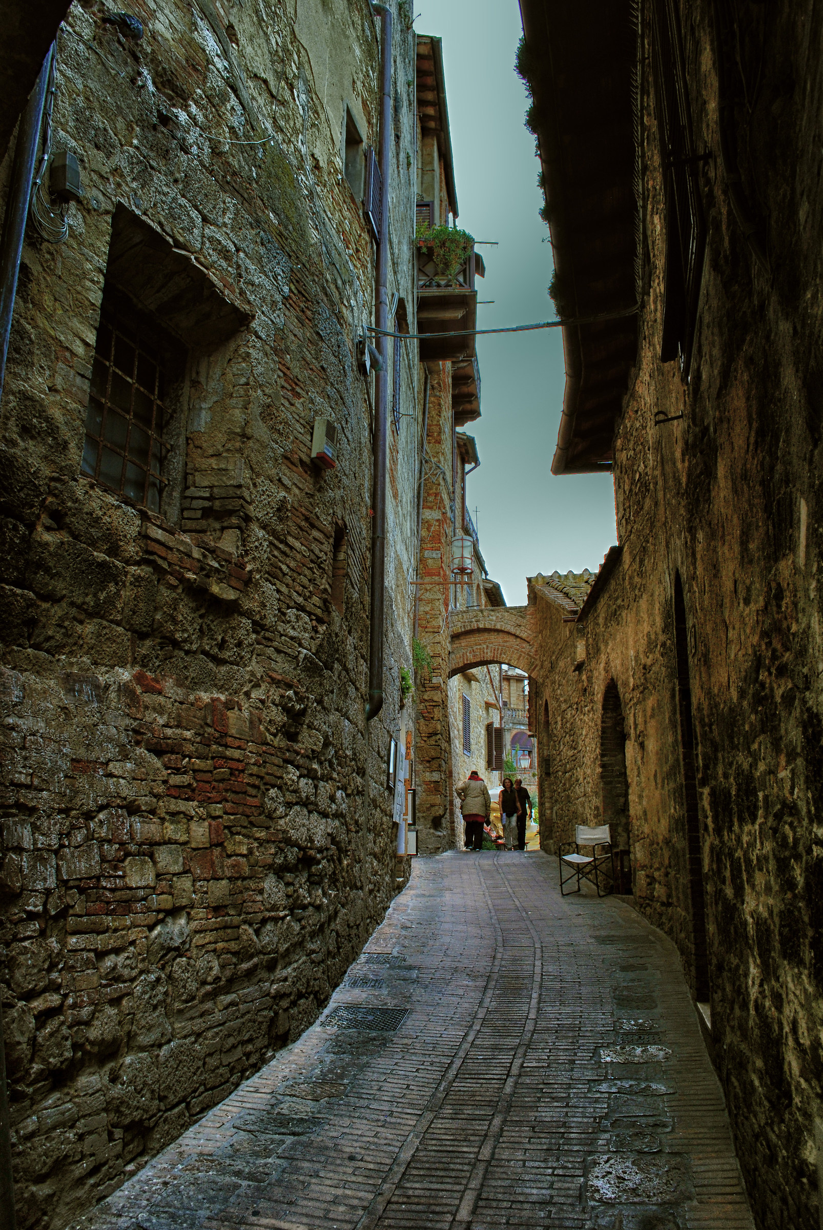 The long, narrow street ...