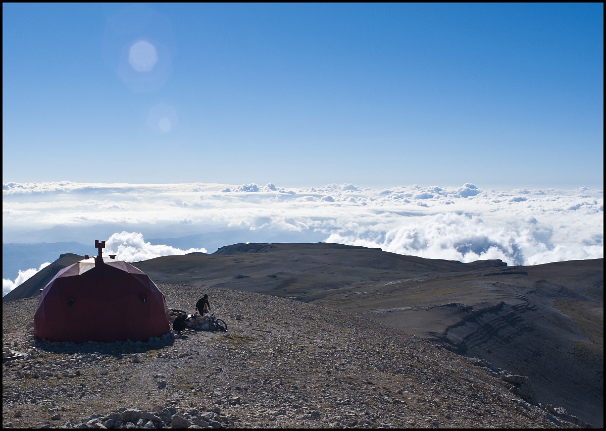 the Pelino above a sea of ??clouds