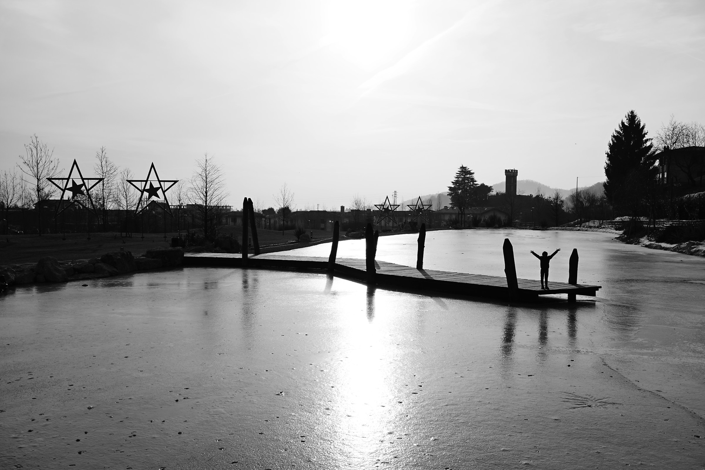 Il pontile sul lago ghiacciato