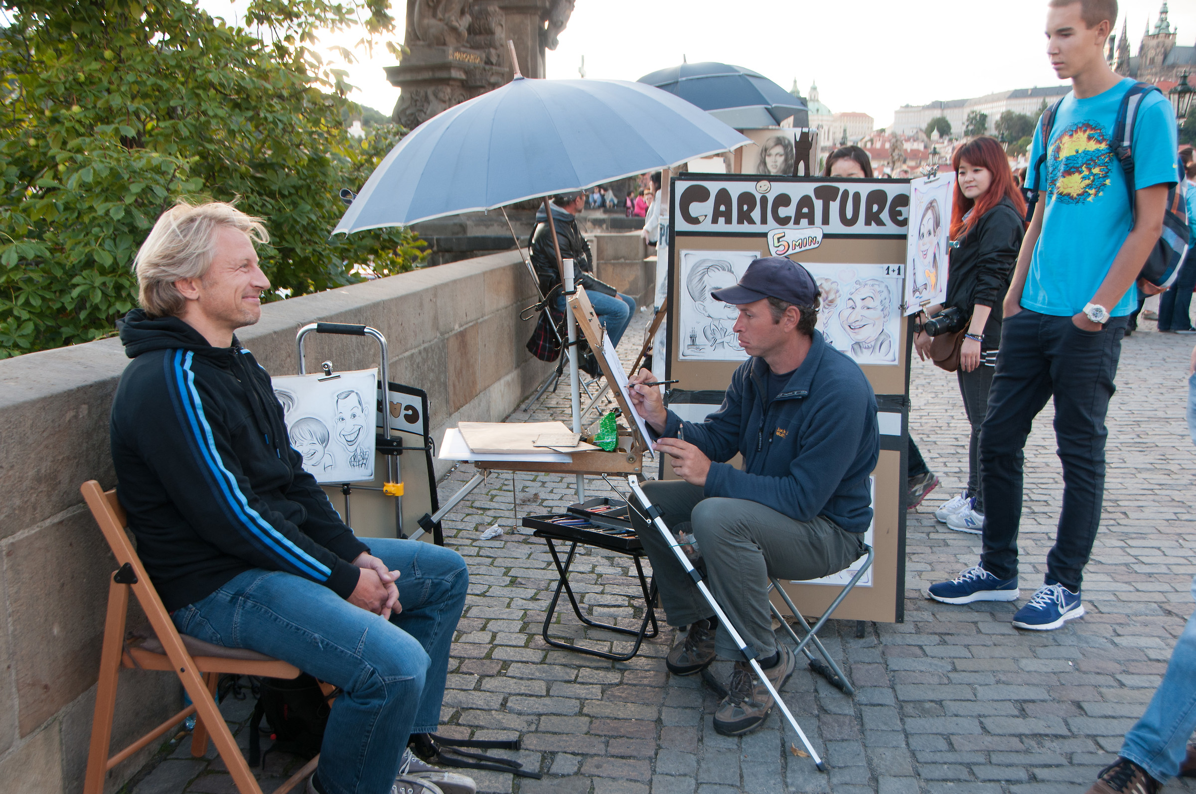 artista sul ponte karluv most praga