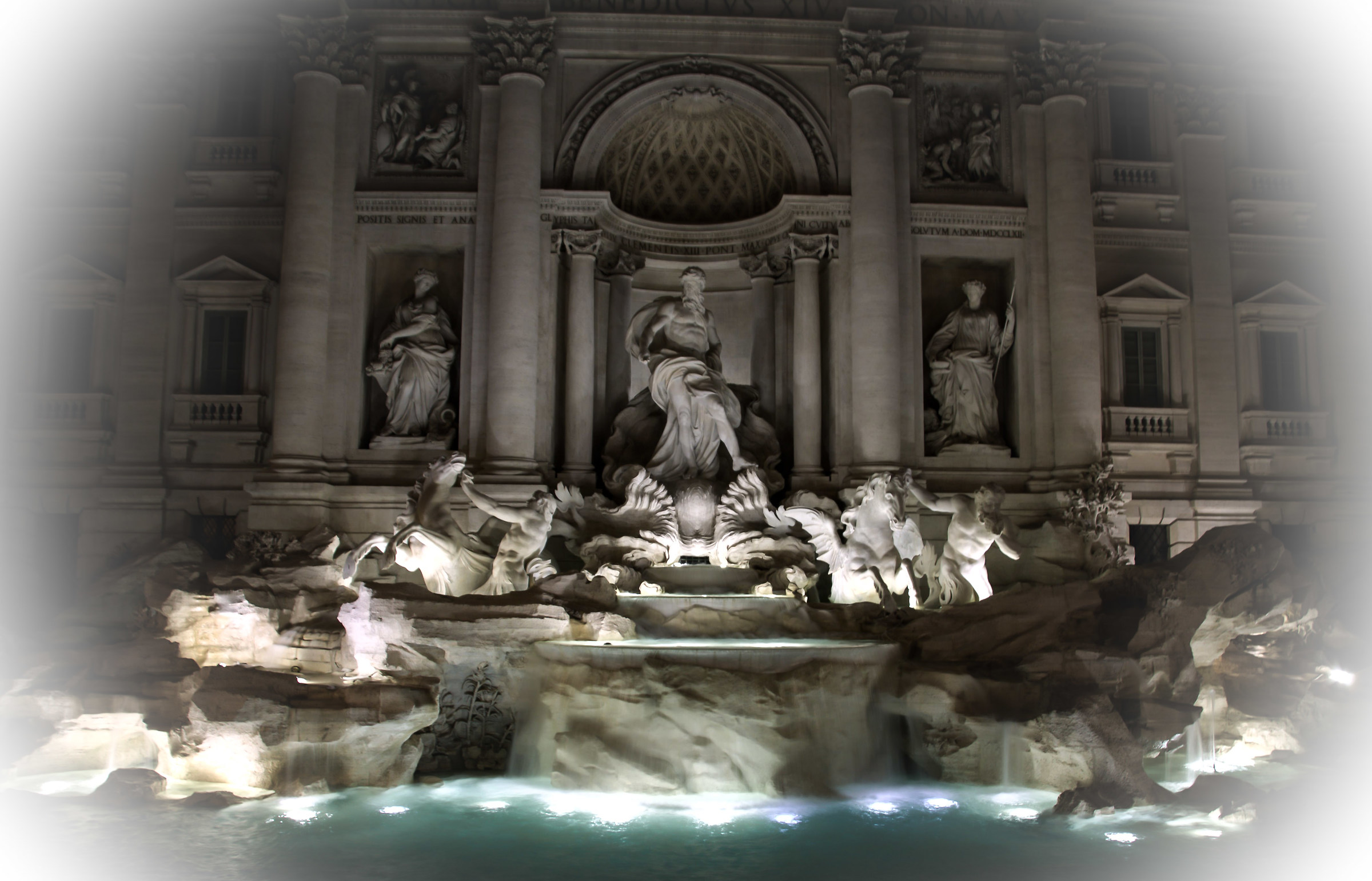 Fontana di Trevi notturna