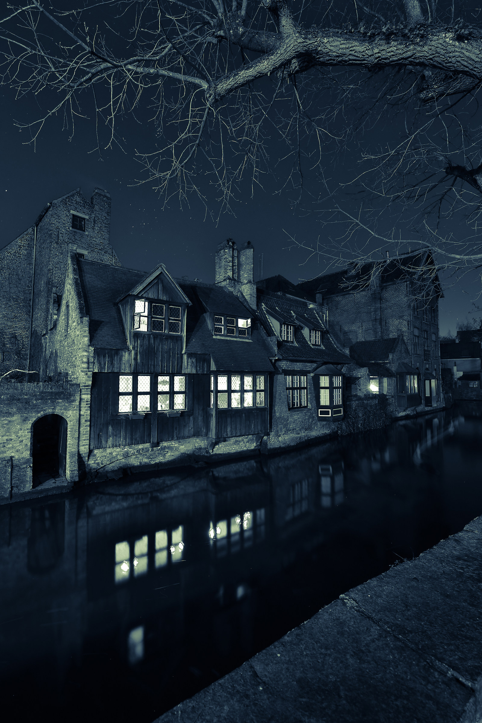 Bruges - Night on the channel
