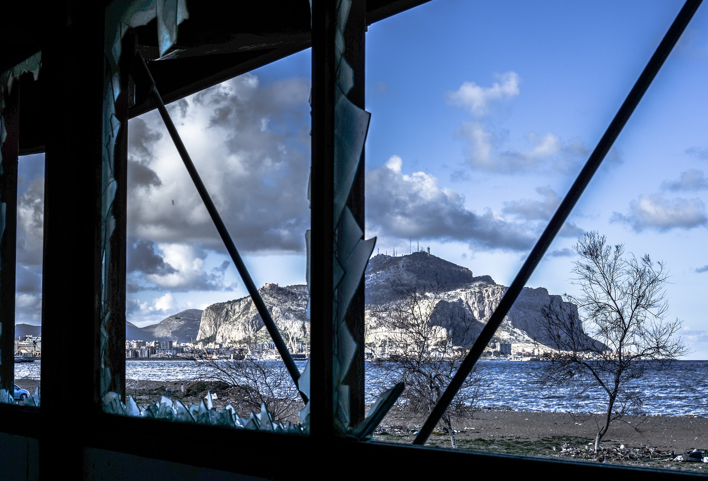 Oltre i propri vetri rotti