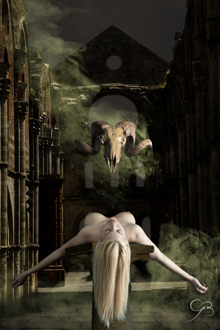 From the darkness it manifests the expected