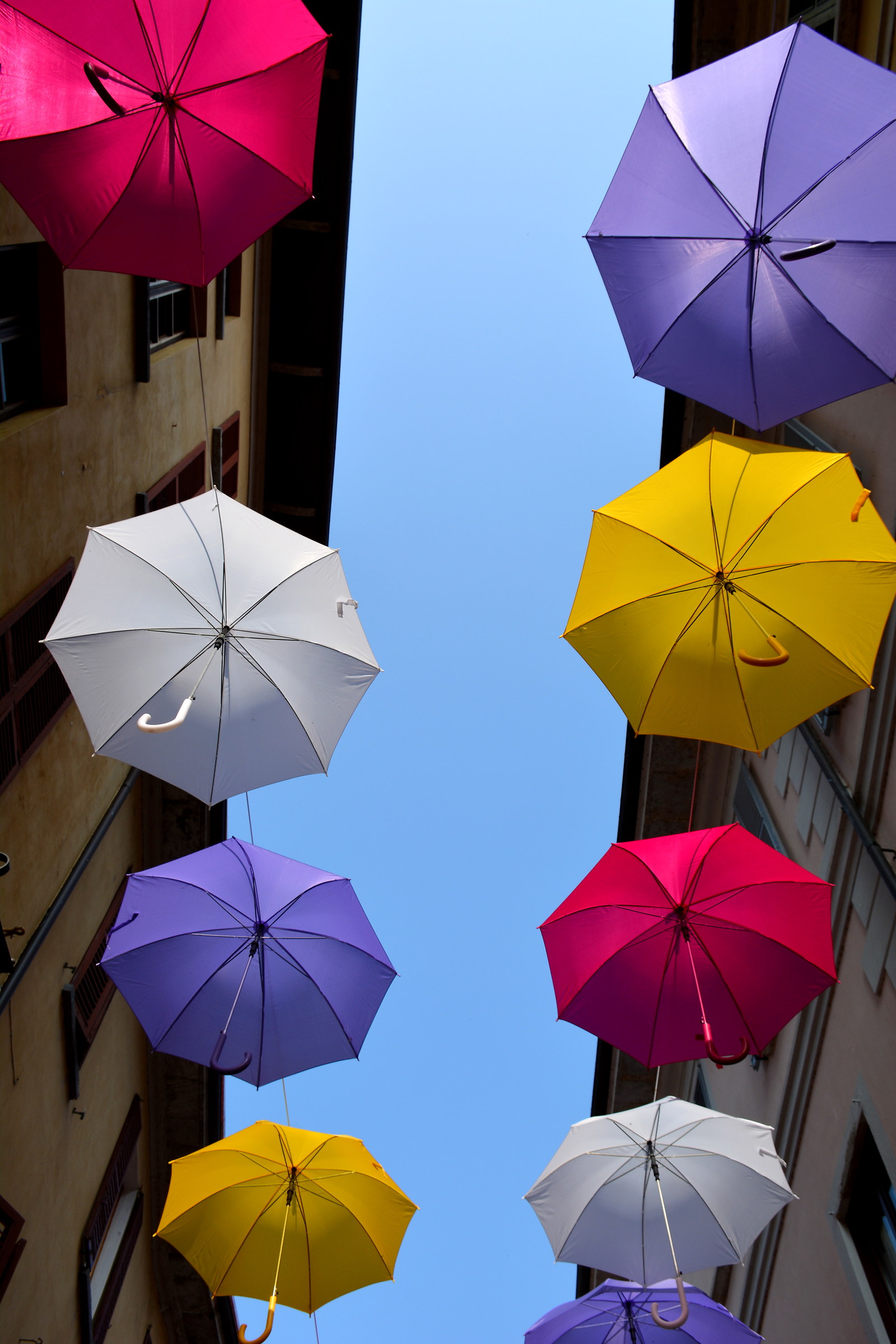 Arona - Umbrellas in the gut ...