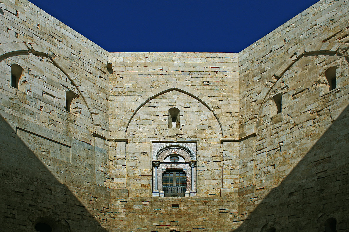 Castel del Monte internal