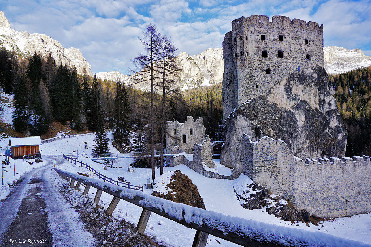 Castello di Andraz nel silenzio il vento della storia