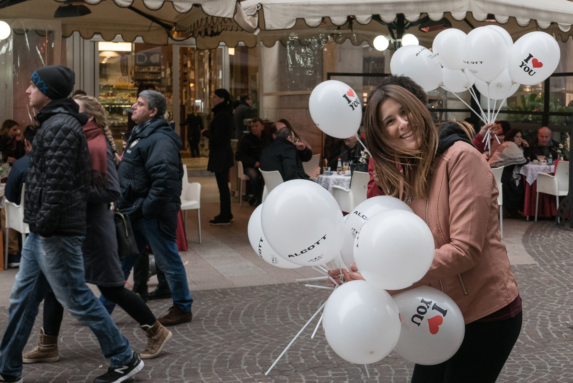 Ragazza con palloncini