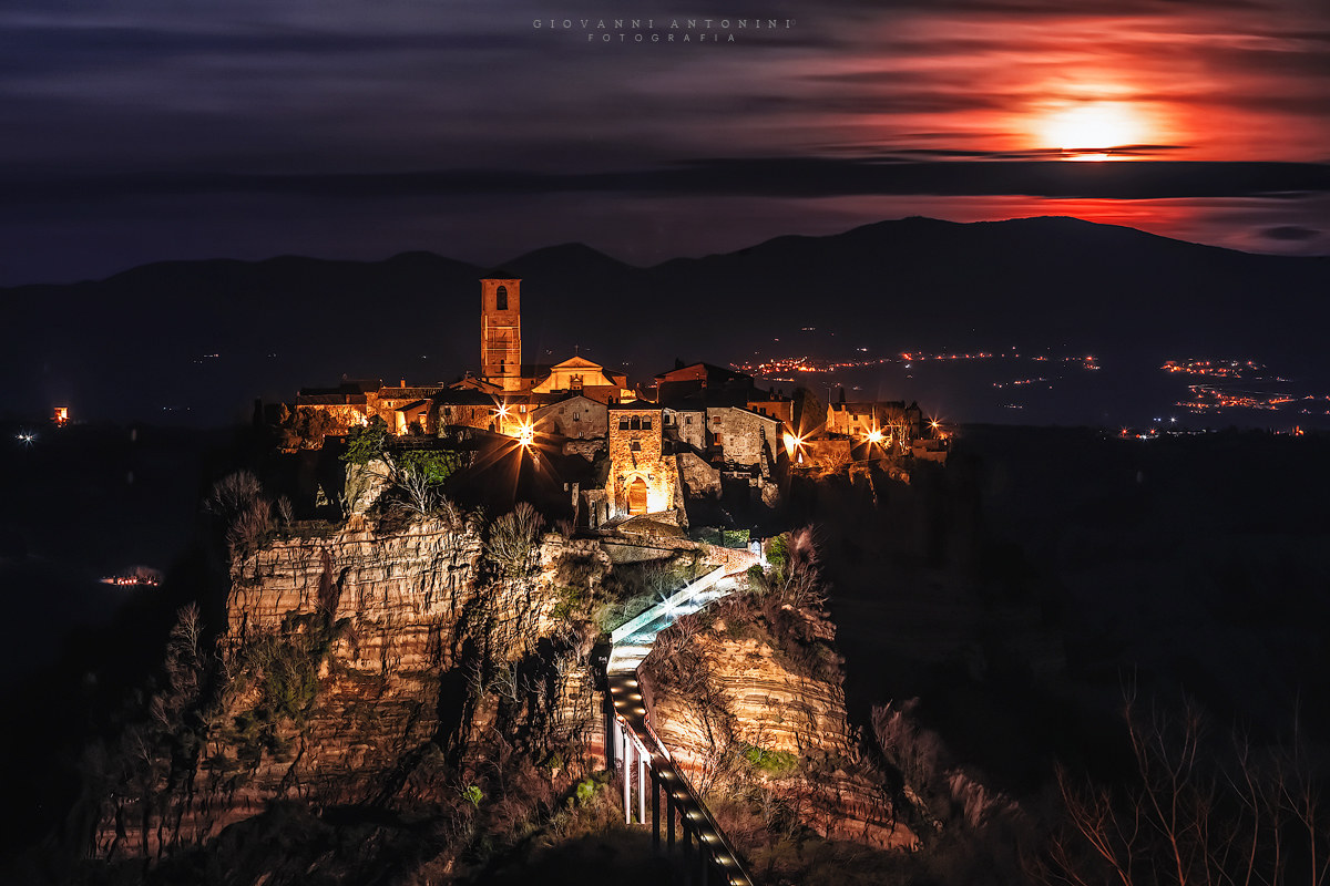 Luna Rossa sulla città che muore