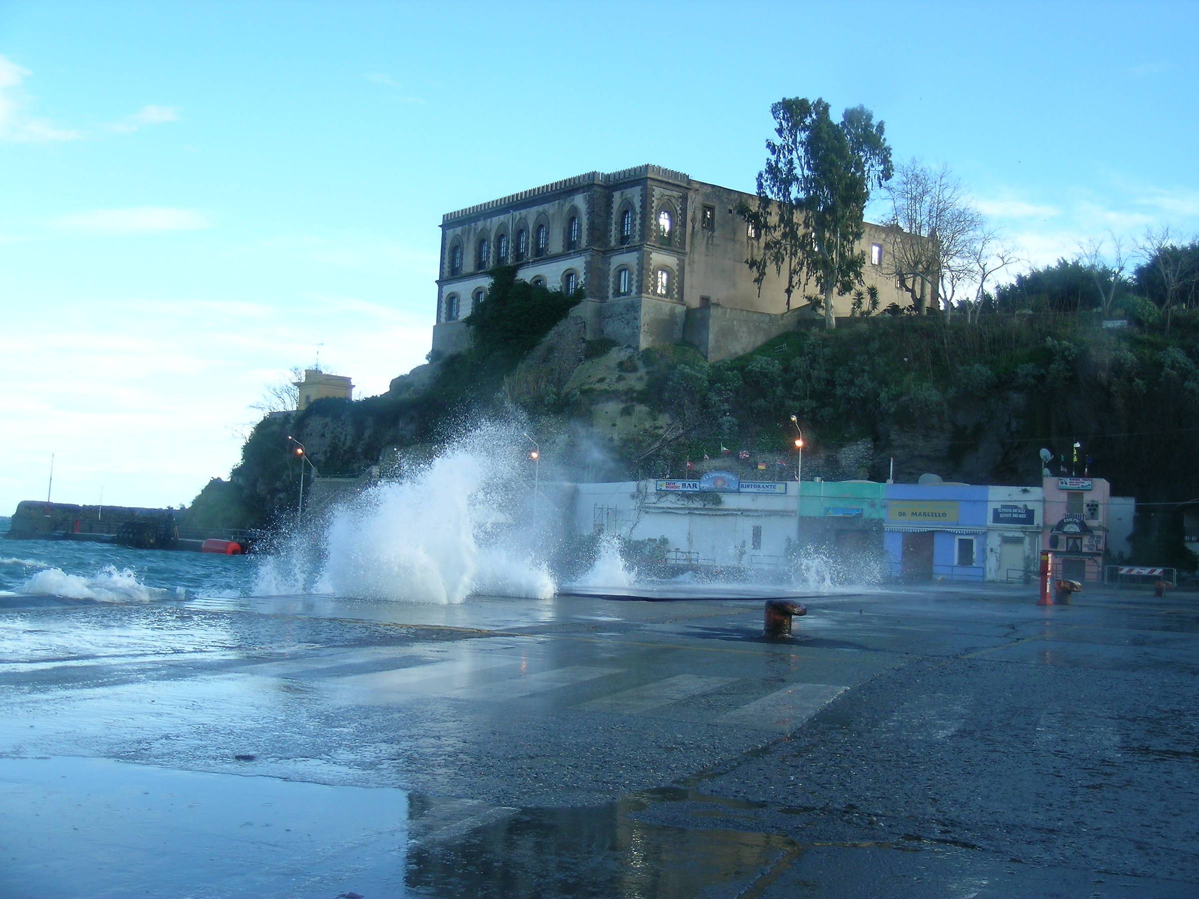 Mare arrabbiato al porto