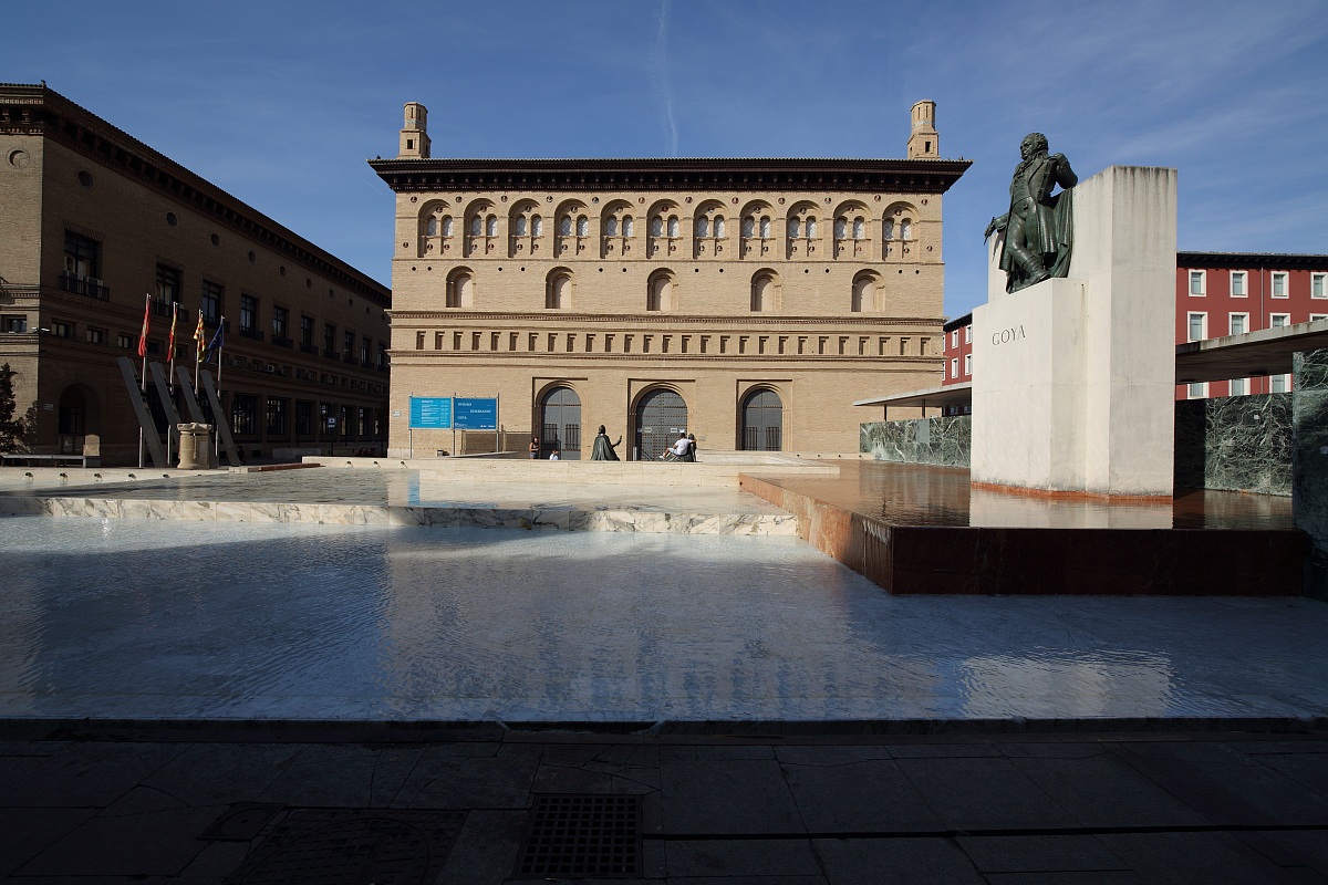 Fontana e monumento a Goya in Piazza del Pilar