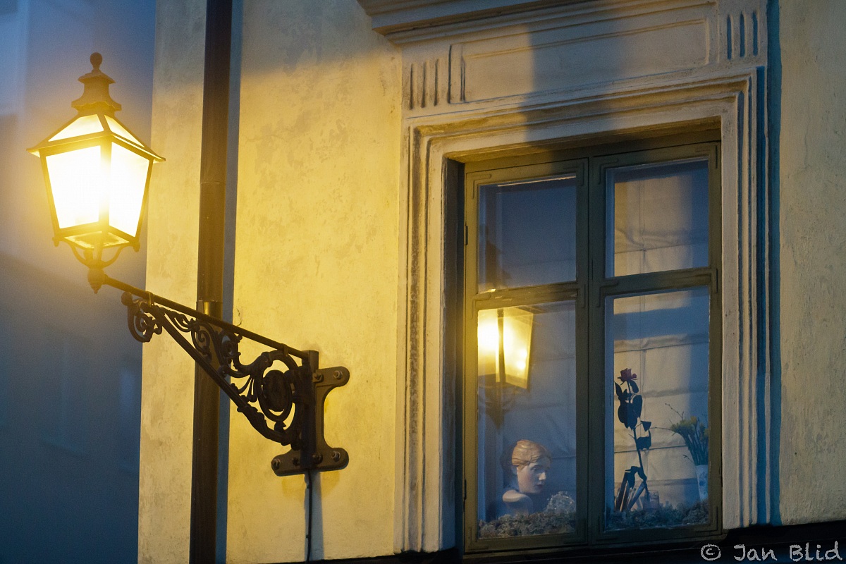 Figurine testa nella finestra