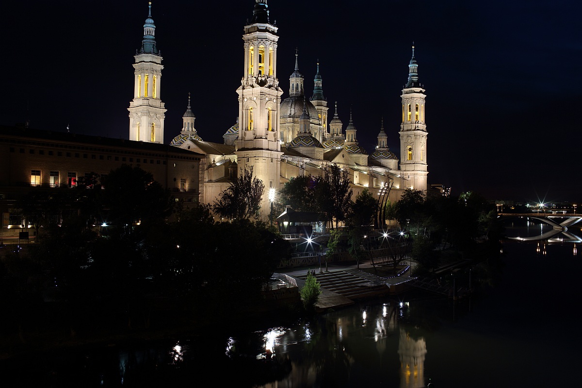 Basilica del Pilar di notte vista dal ponte di pietra