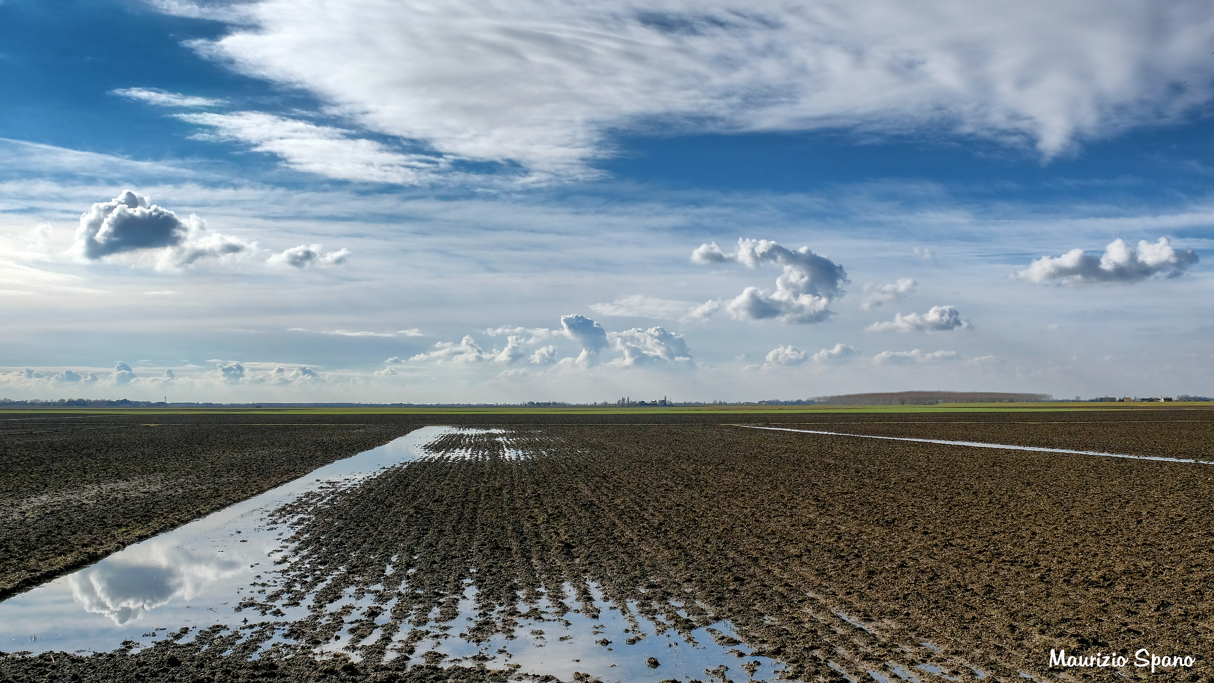 Anche le pozzanghere hanno il colore del cielo...
