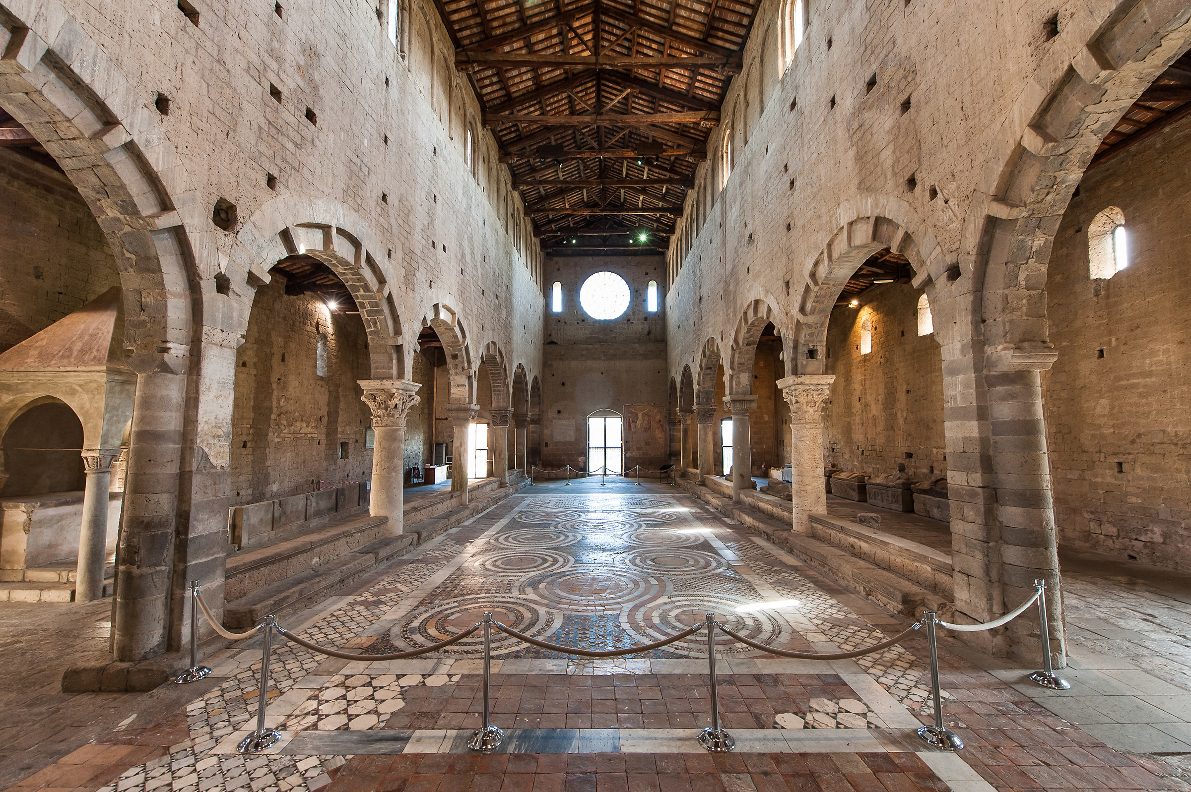 Tuscania (Vt)-Vista interna S.Pietro