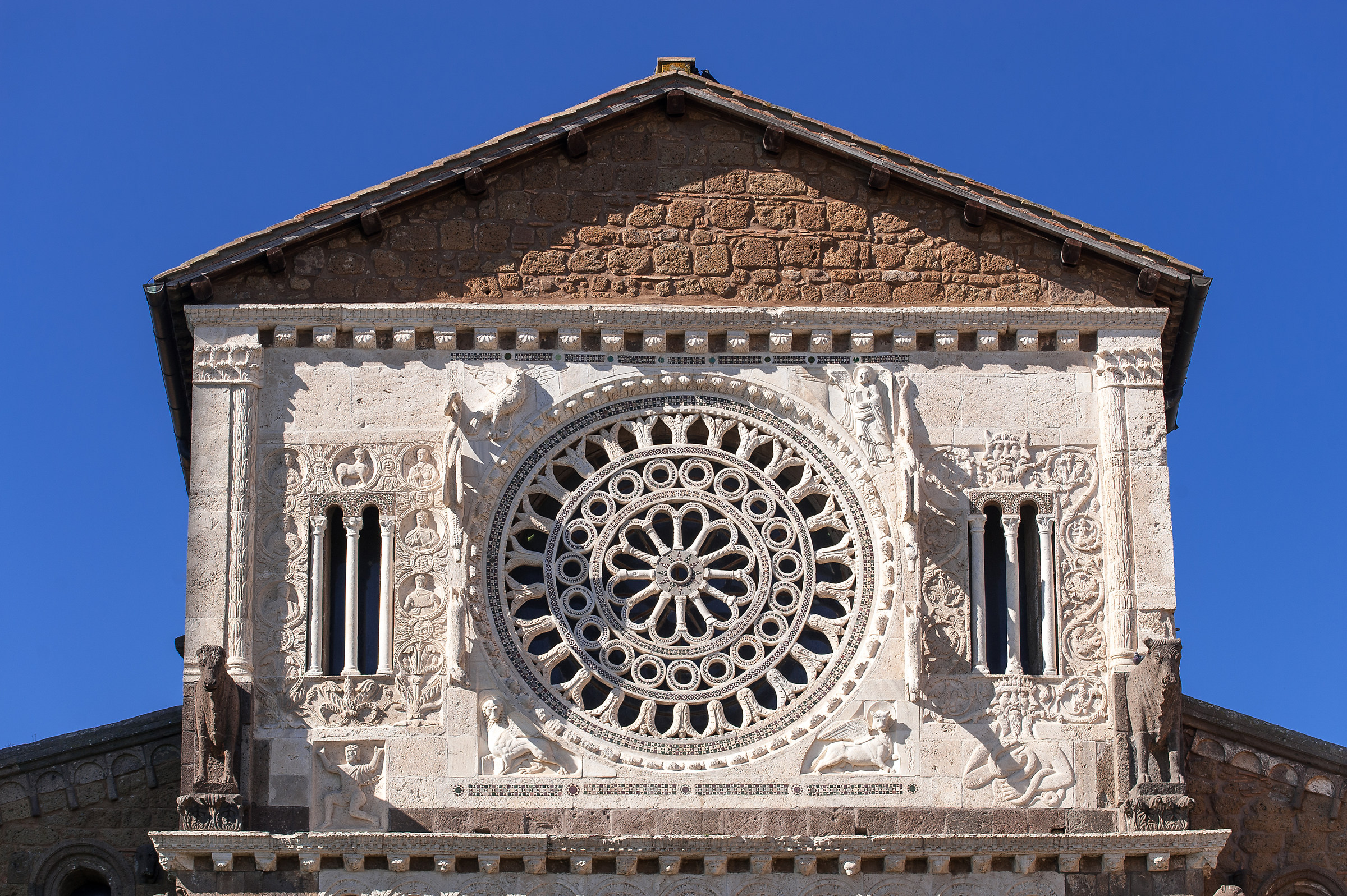 Tuscania (Vt)-Rosone e Facciata esterna S.Pietro