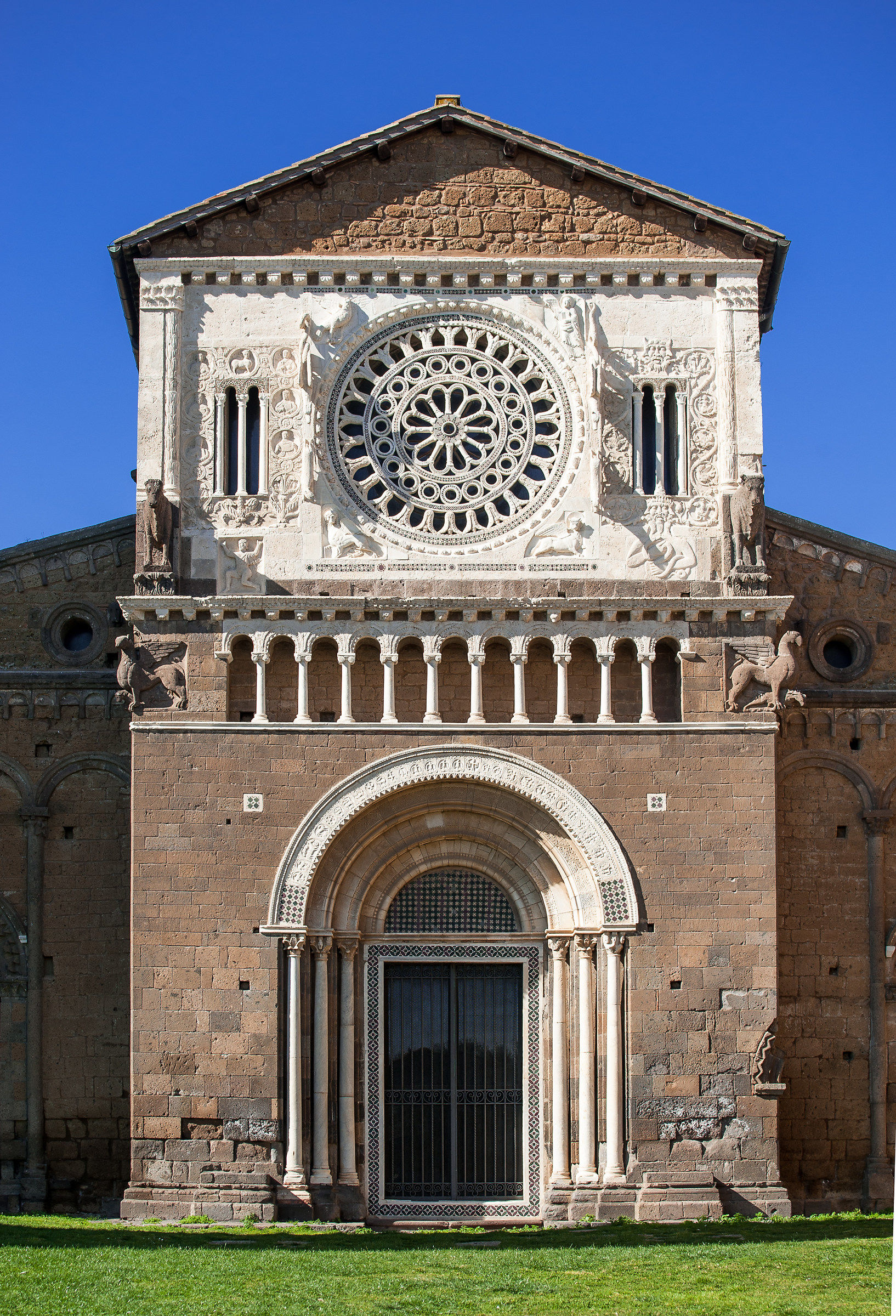 Tuscania (Vt)- Facciata esterna S.Pietro