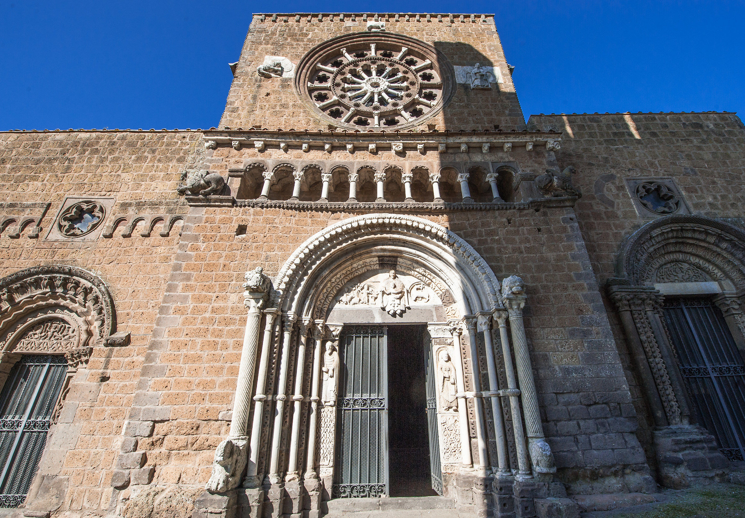 Tuscania (Vt)-Facciata esterna S.Maria Maggiore
