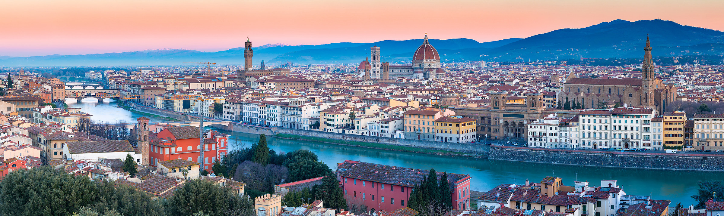 Le prime luci del giorno su Firenze