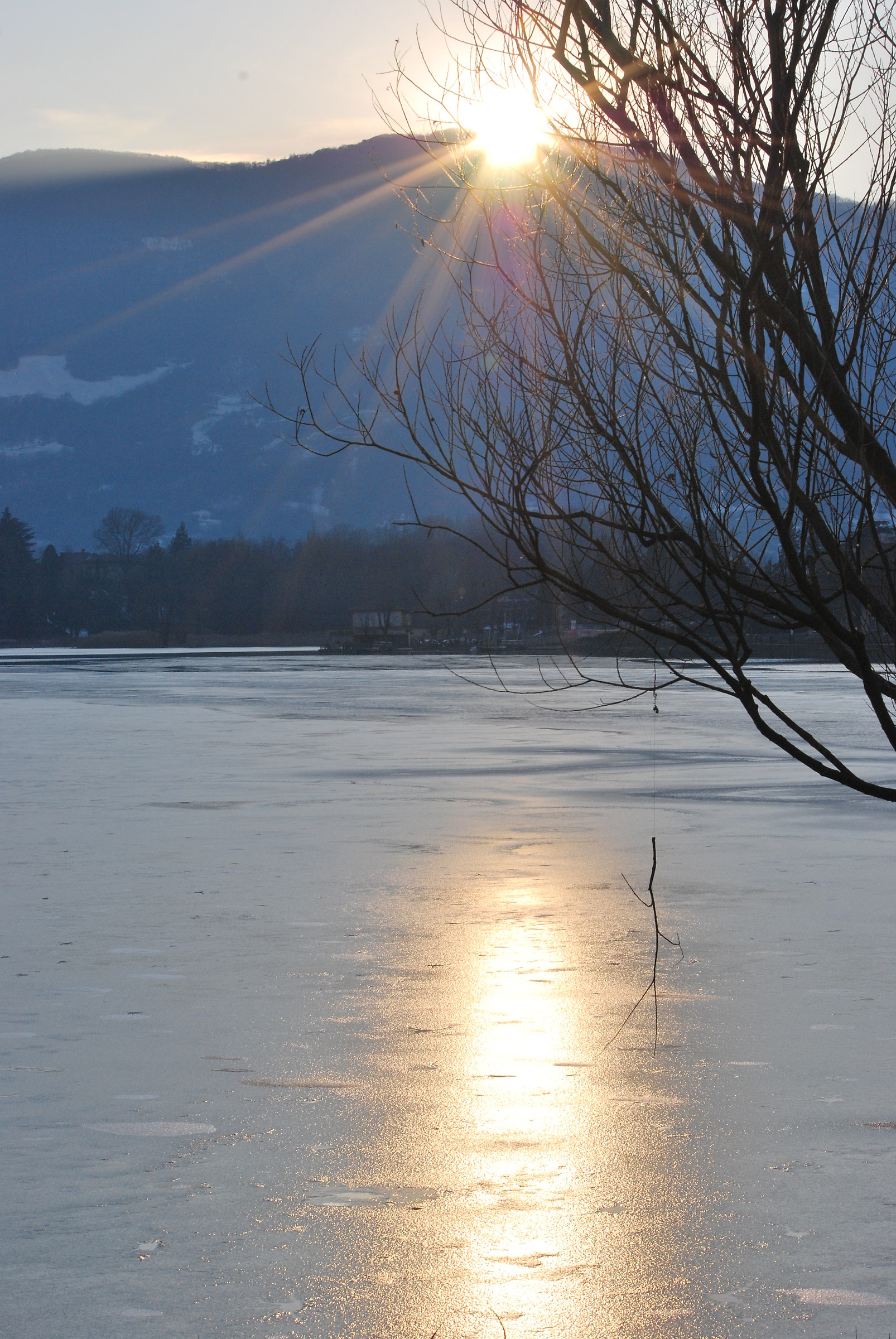 tramonto sul lago ghiacciato